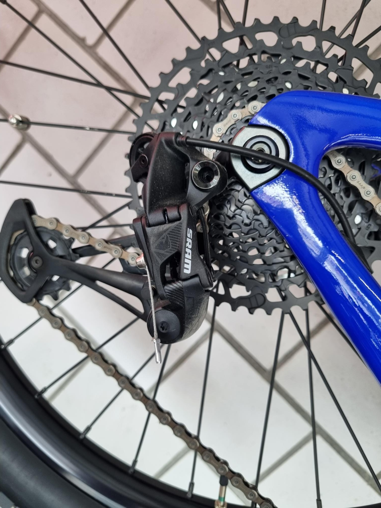 AVERSUS PECCATORE Voll-Carbon M 25 Km/h-showroom-element-2