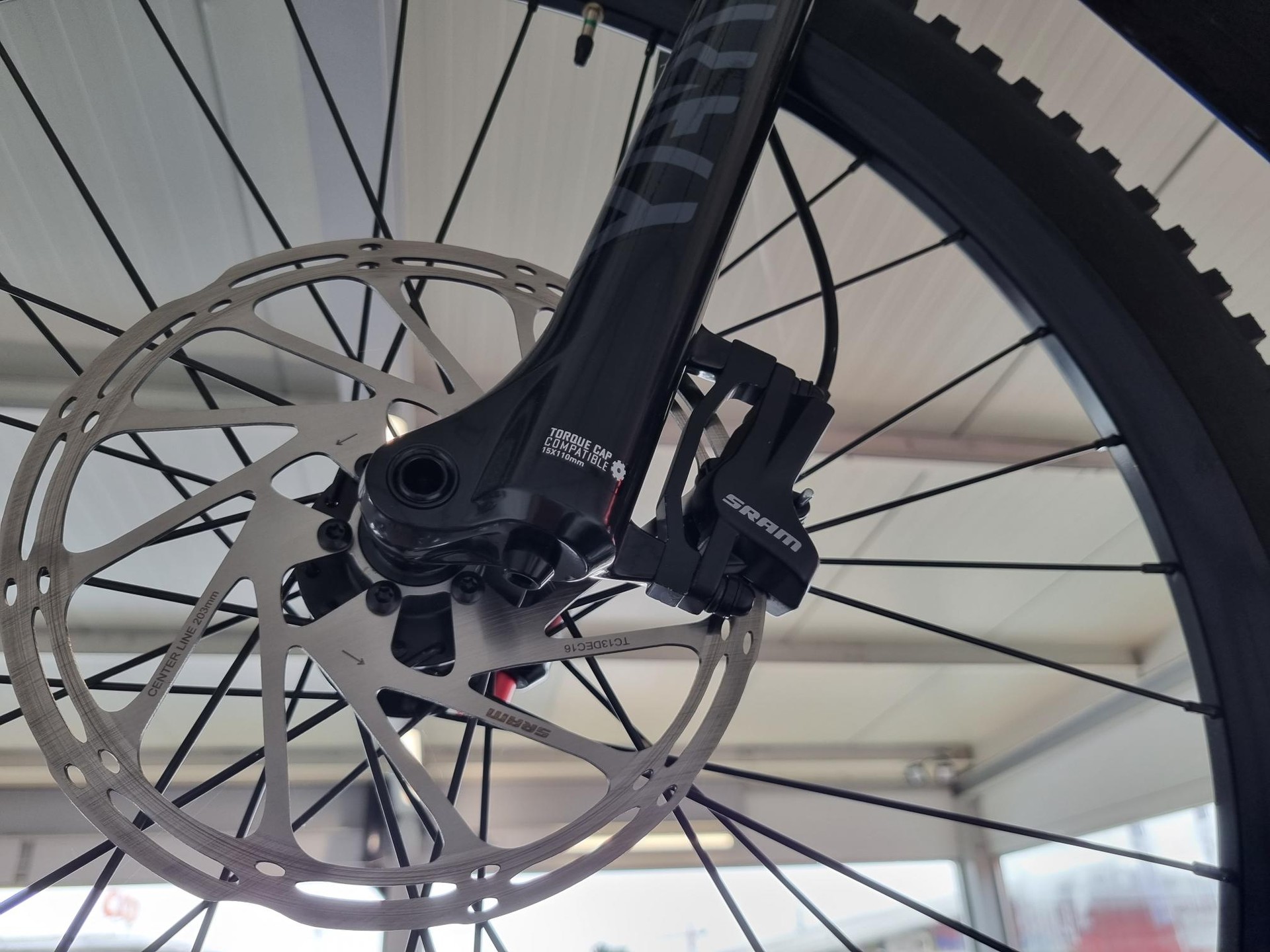 AVERSUS PECCATORE Voll-Carbon M 25 Km/h-showroom-element-3