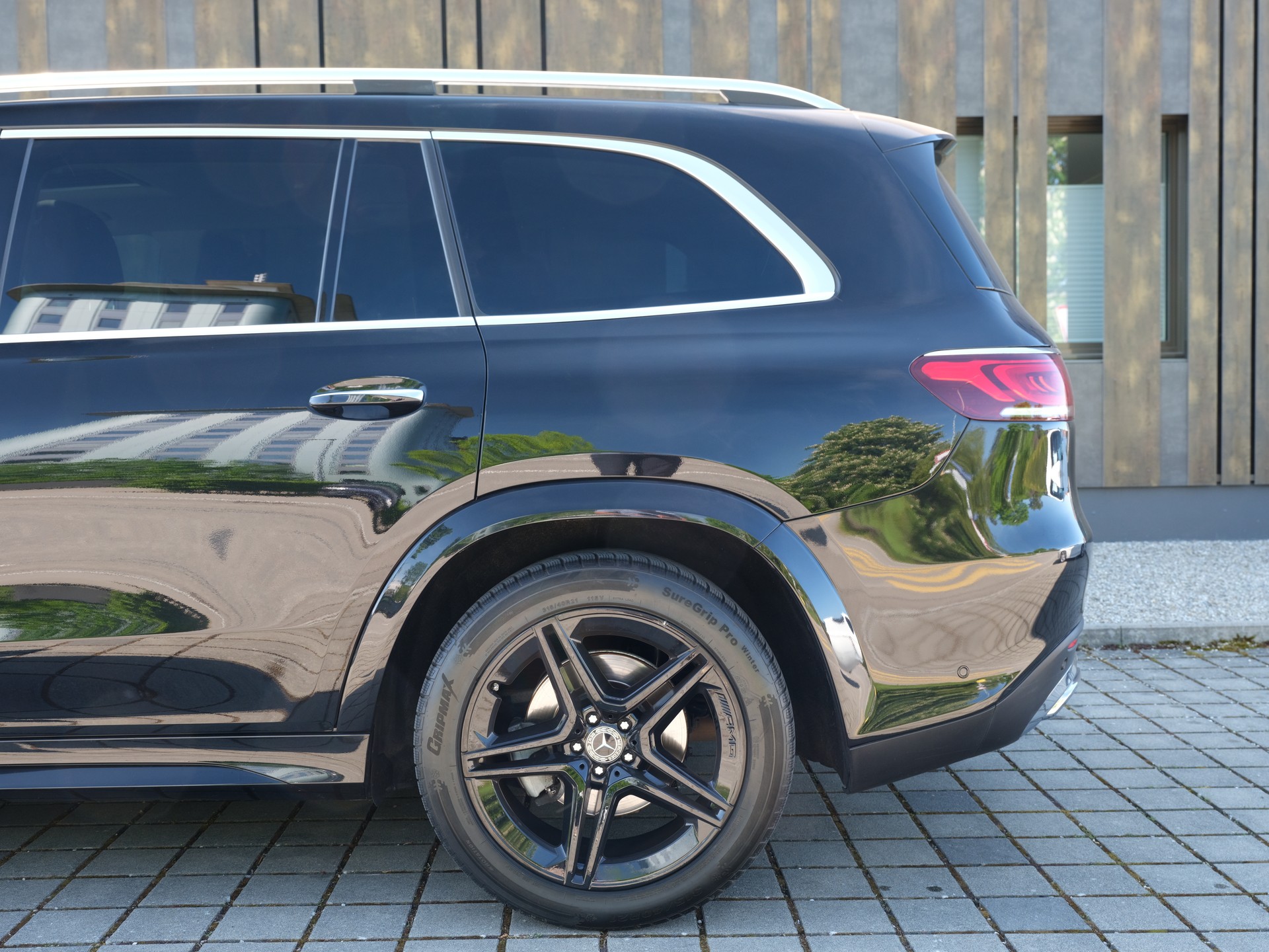 MERCEDES-BENZ GLS 350 d 4Matic AMG Line 9G-Tronic-image-4