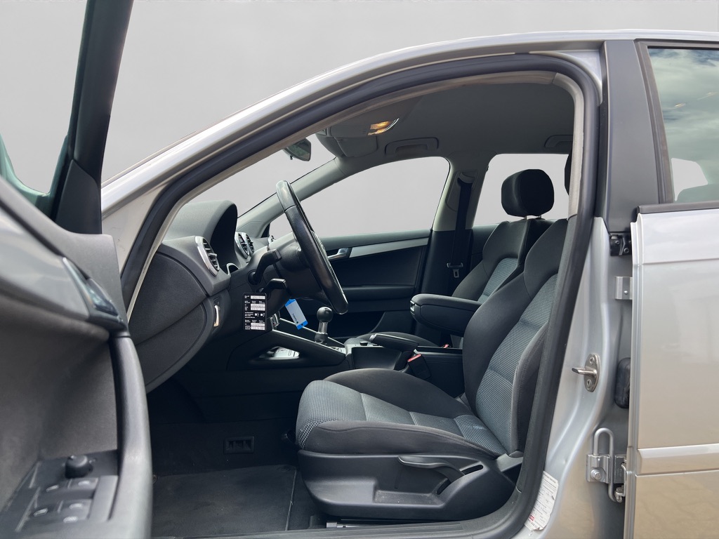 AUDI A3 Sportback 1.8 TFSI Attraction-image-8