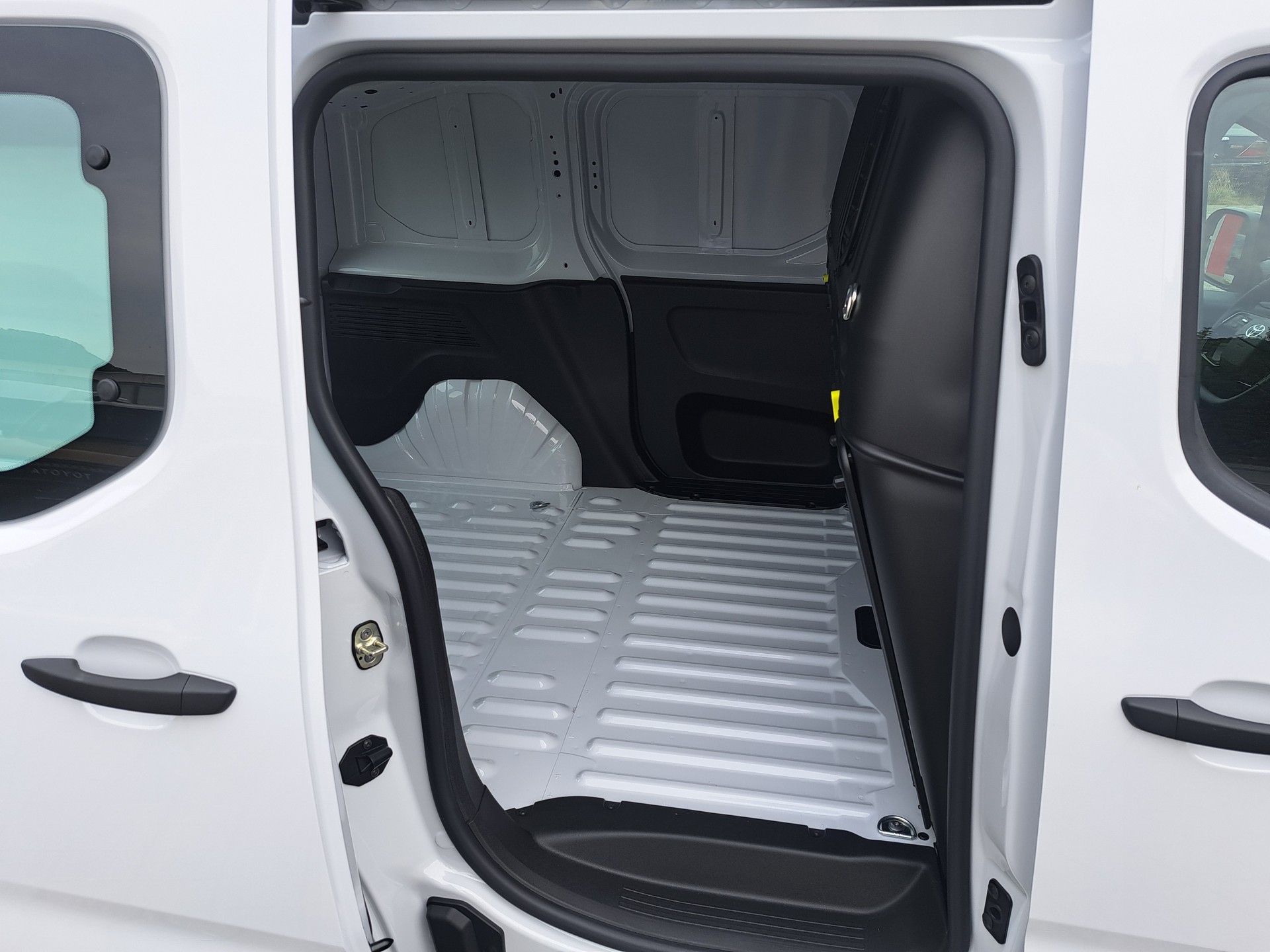 TOYOTA Proace City Van 1.2 Active Medium-image-5