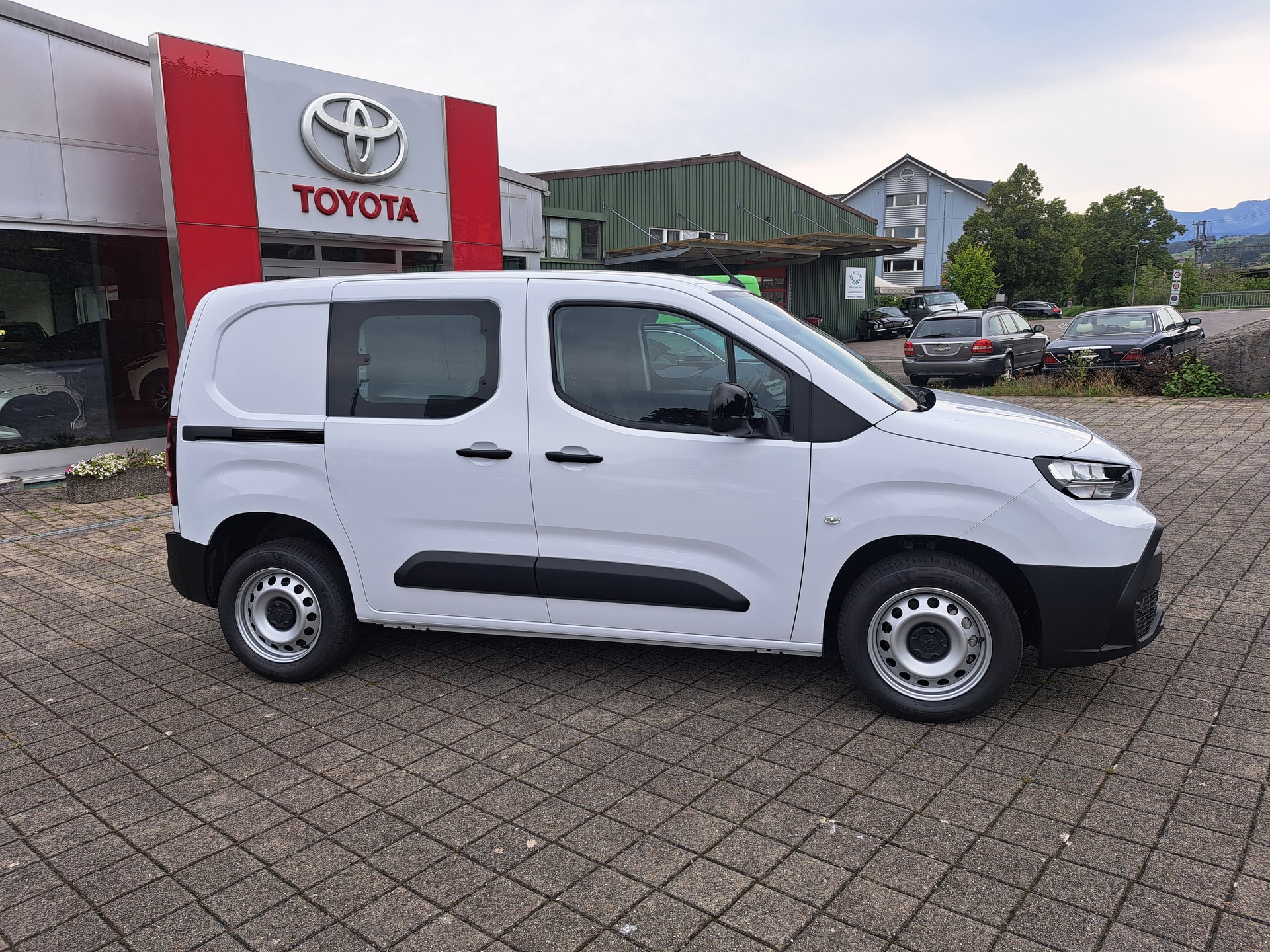 TOYOTA Proace City Van 1.2 Active Medium-image-2