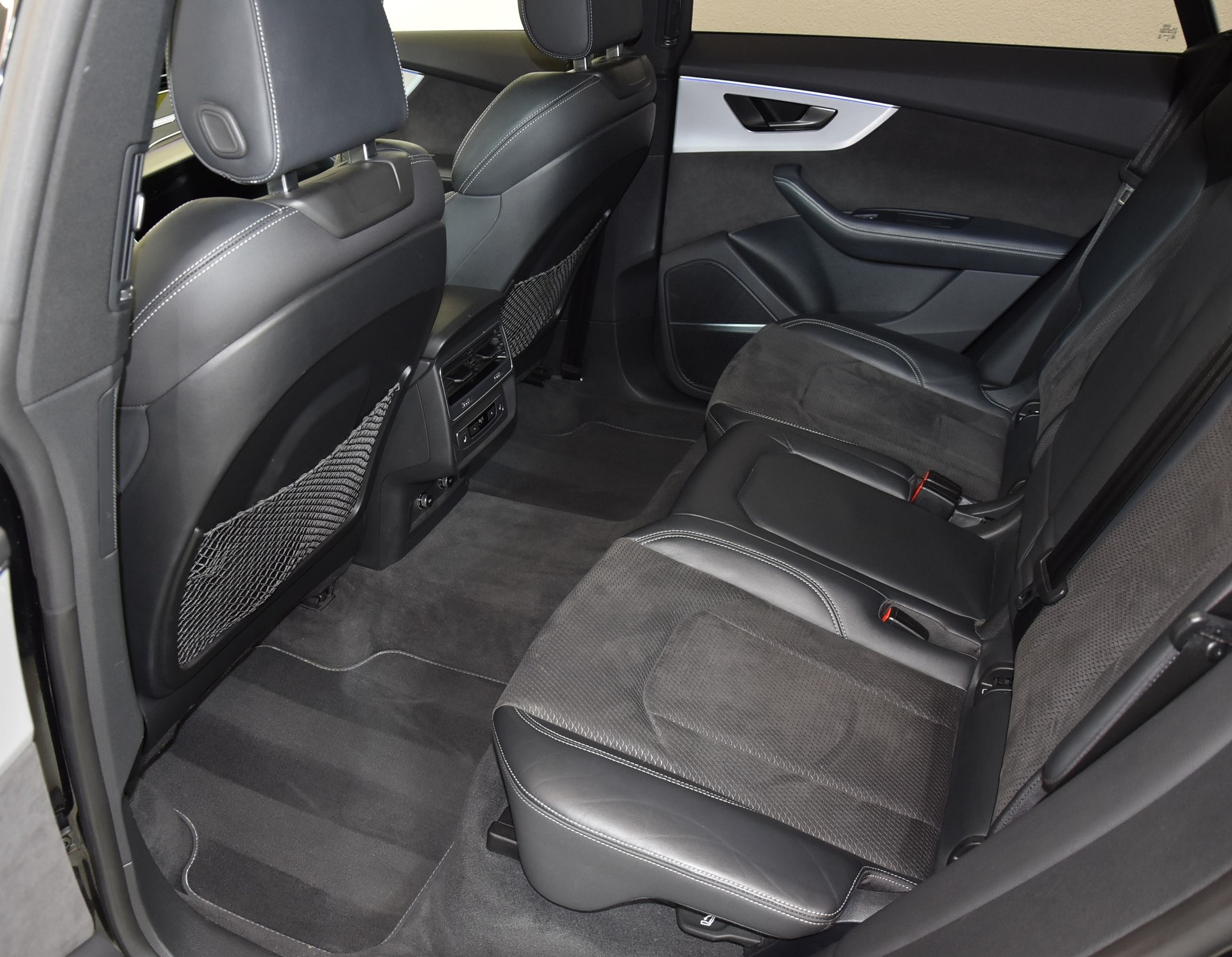 AUDI Q8 60 TFSI e S-Line quattro PHEV-image-6