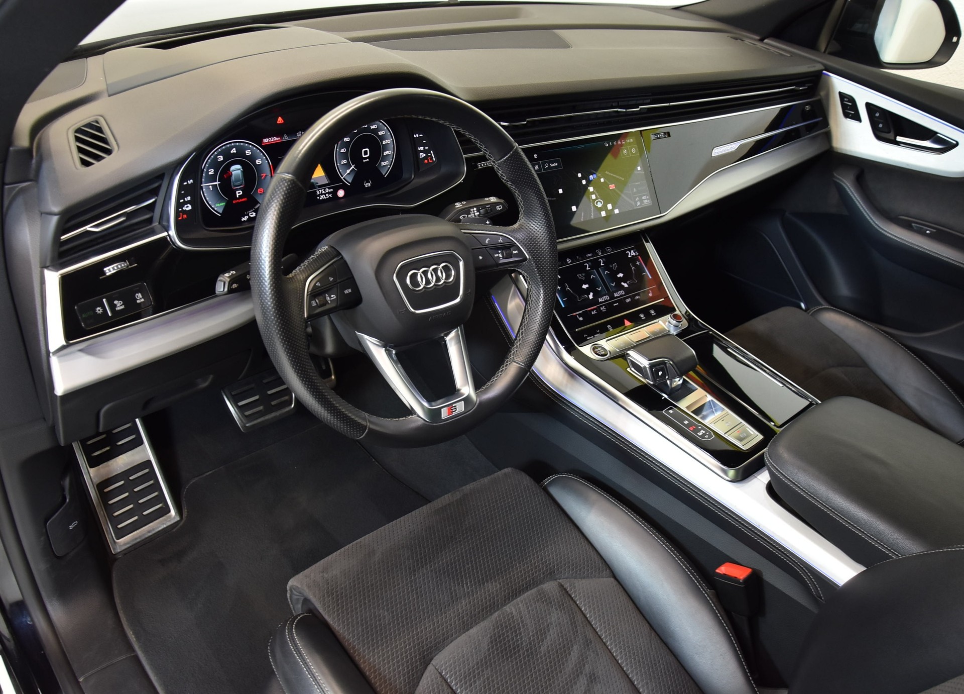 AUDI Q8 60 TFSI e S-Line quattro PHEV-image-5
