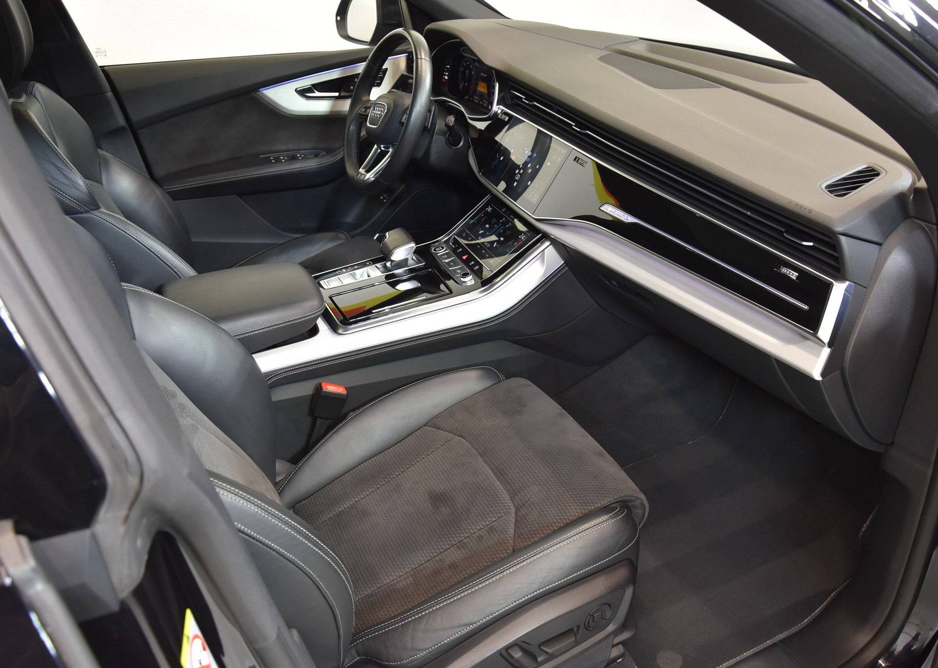 AUDI Q8 60 TFSI e S-Line quattro PHEV-image-2
