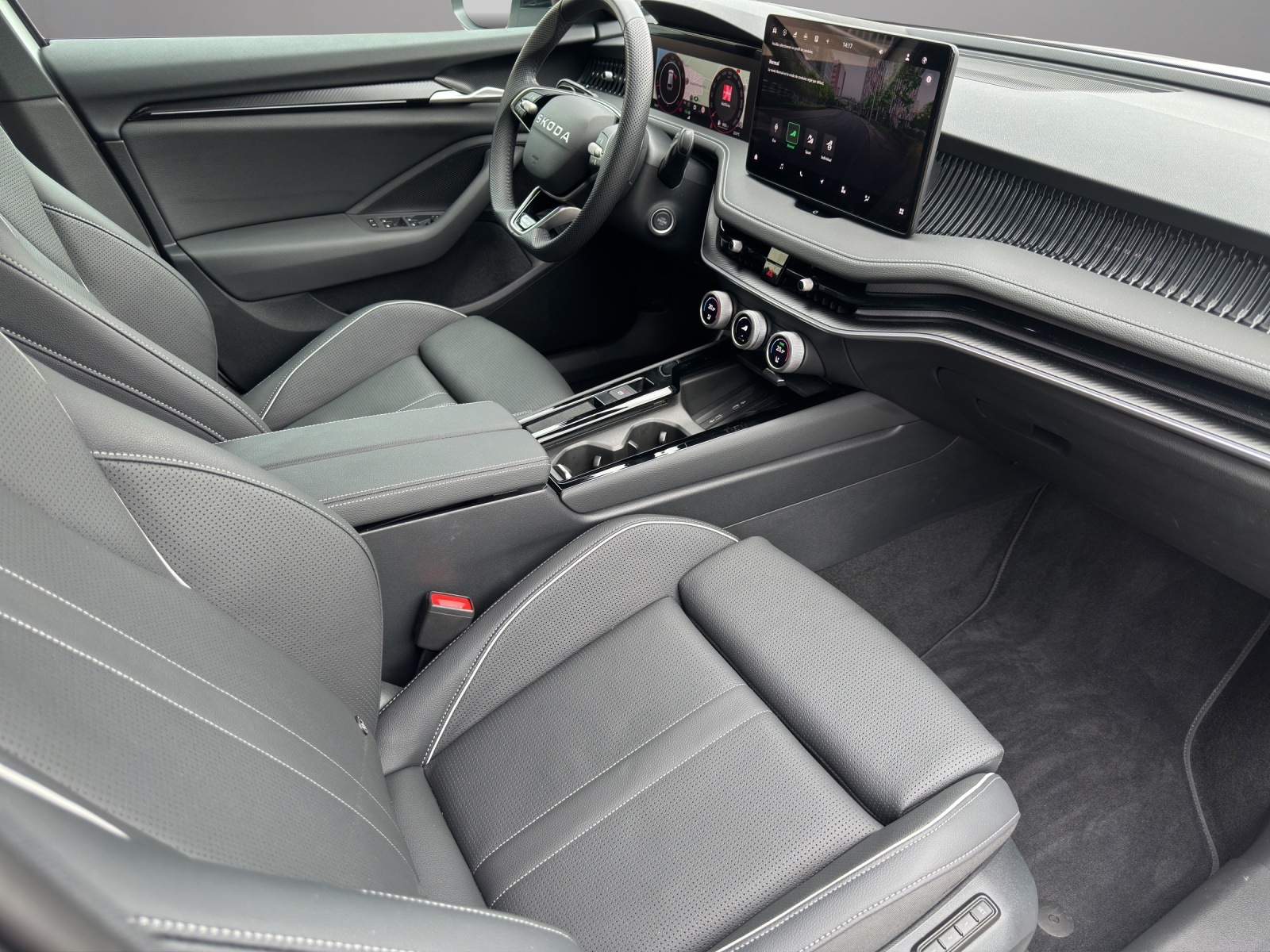 SKODA Superb Combi 2.0 TSI Sportline 4x4 DSG-image-17