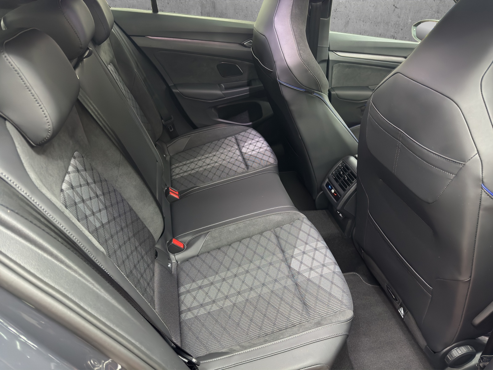 VW Golf 2.0 TSI R-Line DSG 4 Motion-image-11