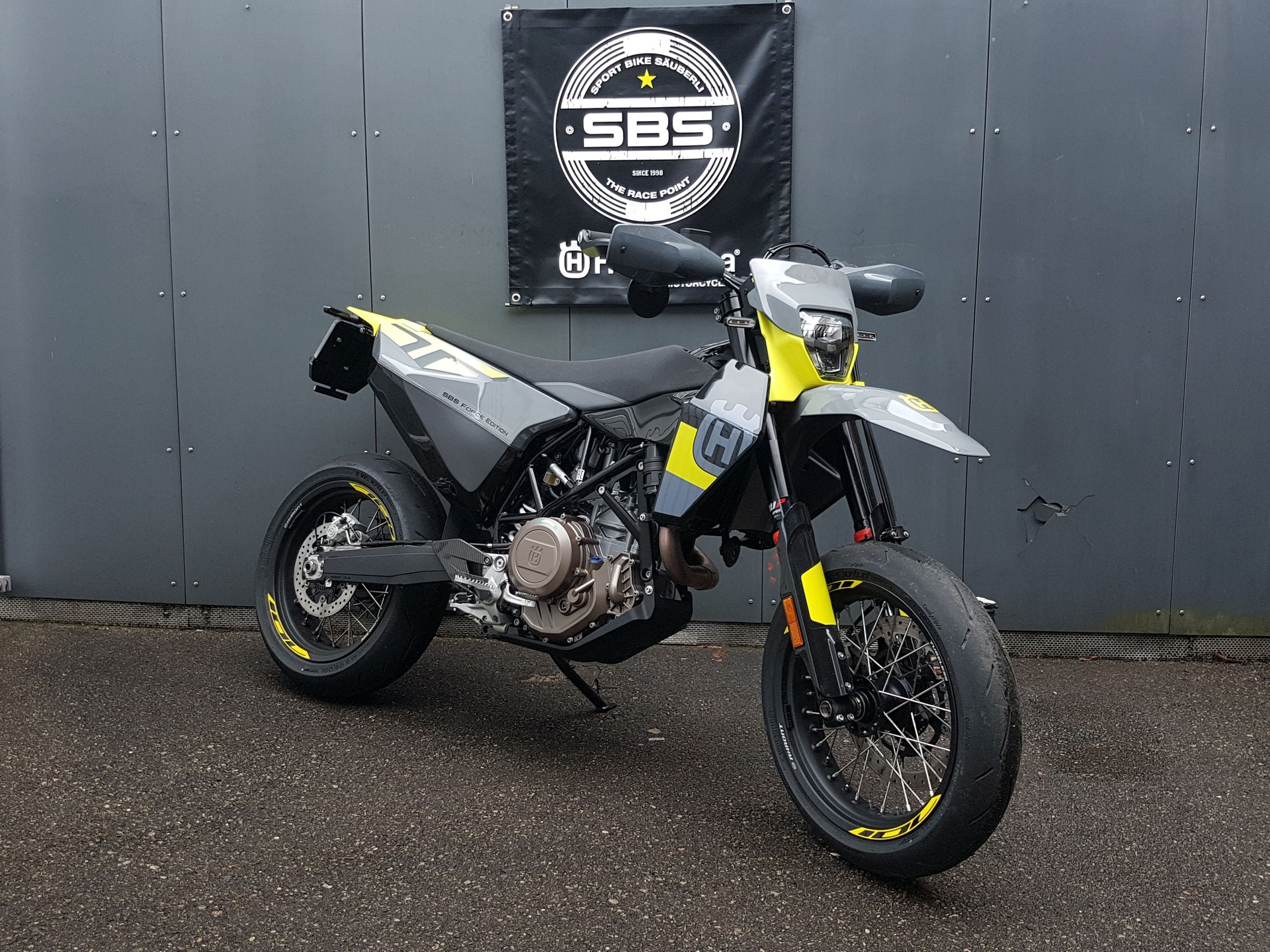 HUSQVARNA 701 Supermoto (35kW)-showroom-element-2