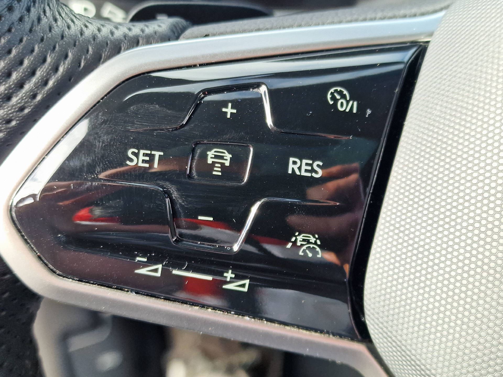 VW Touareg 3.0 V6 TDI 286 R-Line 75 Edition-image-27