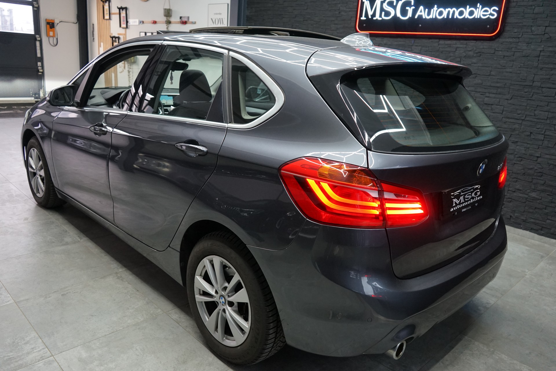 BMW 218i Active Tourer DKG Luxury Line-image-2