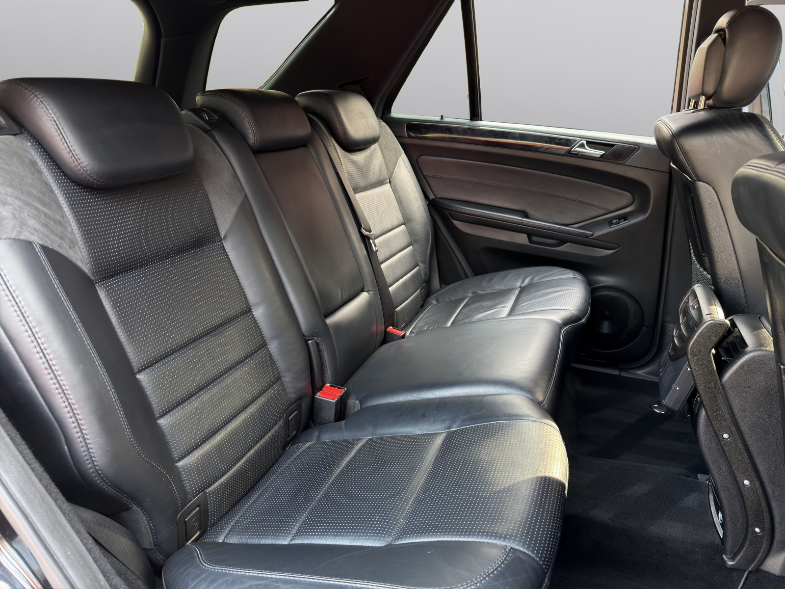 MERCEDES-BENZ ML 63 AMG 4Matic 7G-Tronic-showroom-element-3