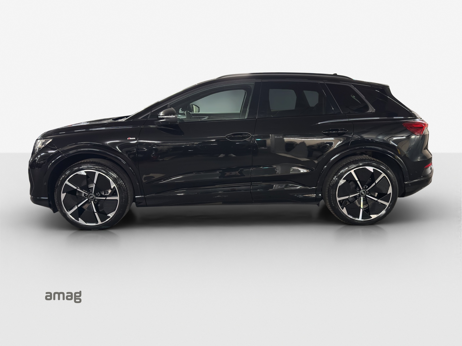 AUDI Q4 e-tron 45 Attraction quattro-image-1