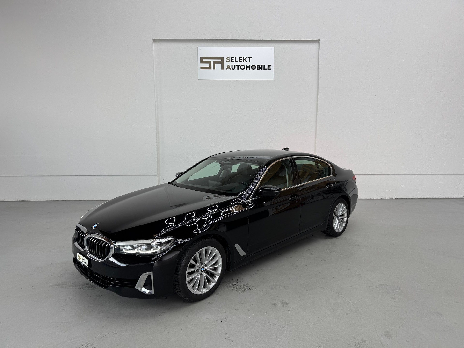 BMW 530d xDrive 48V Luxury Line Steptronic-image-0