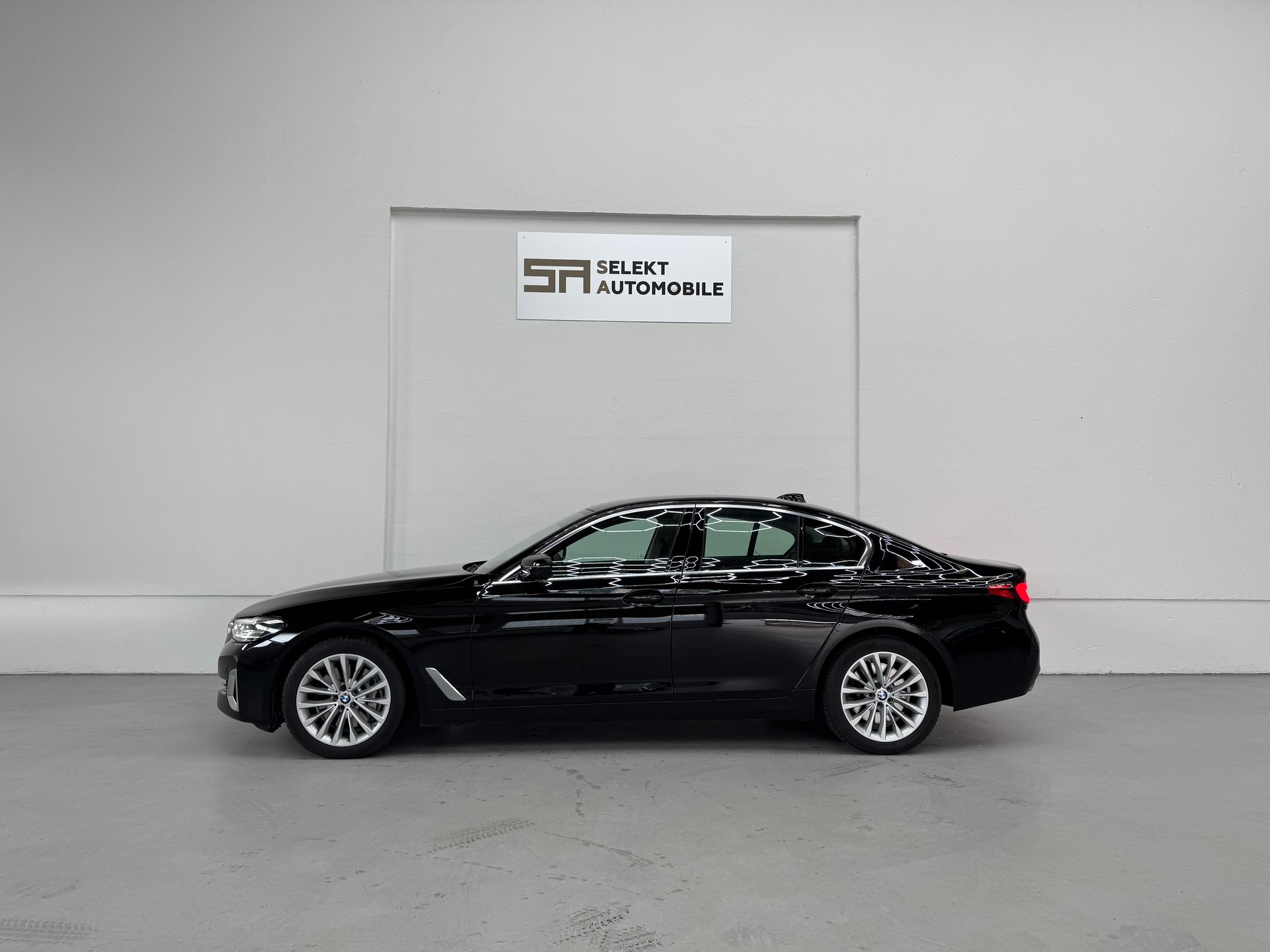 BMW 530d xDrive 48V Luxury Line Steptronic-image-3