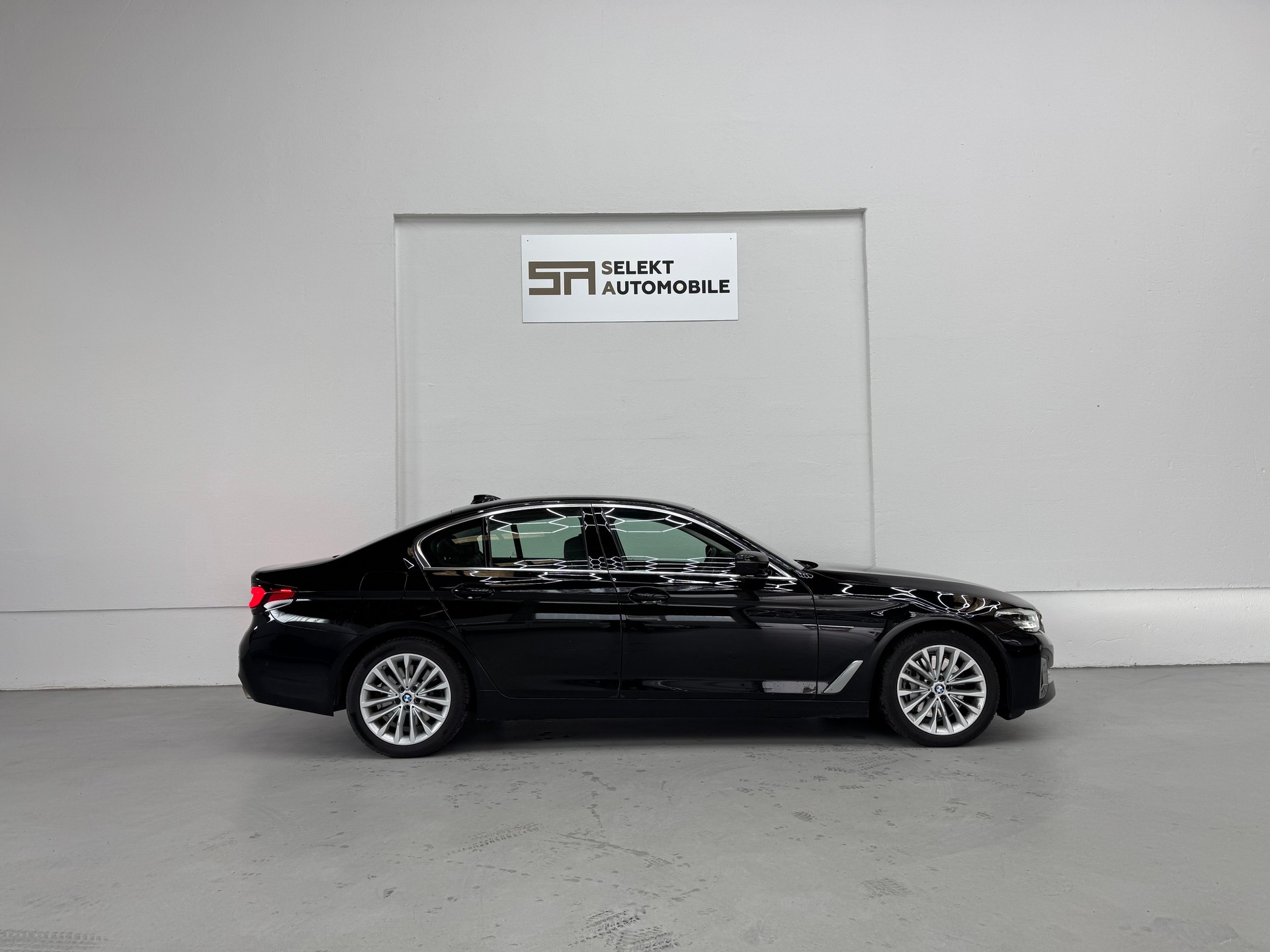 BMW 530d xDrive 48V Luxury Line Steptronic-image-6