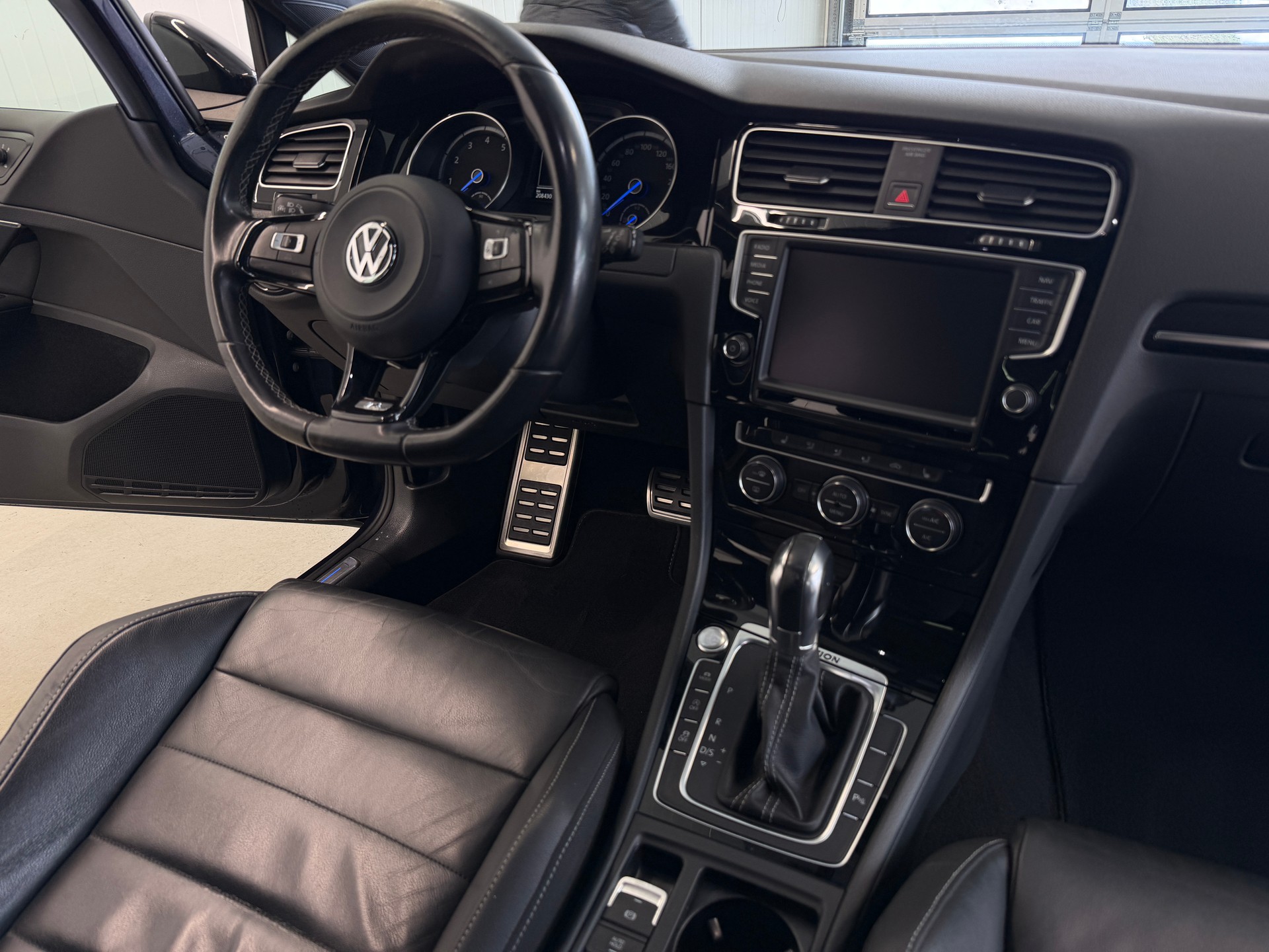 VW Golf Variant 2.0 TSI R 4 Motion DSG-image-18