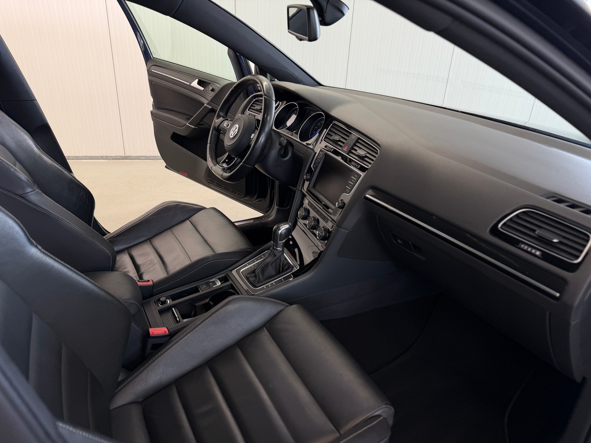 VW Golf Variant 2.0 TSI R 4 Motion DSG-image-17
