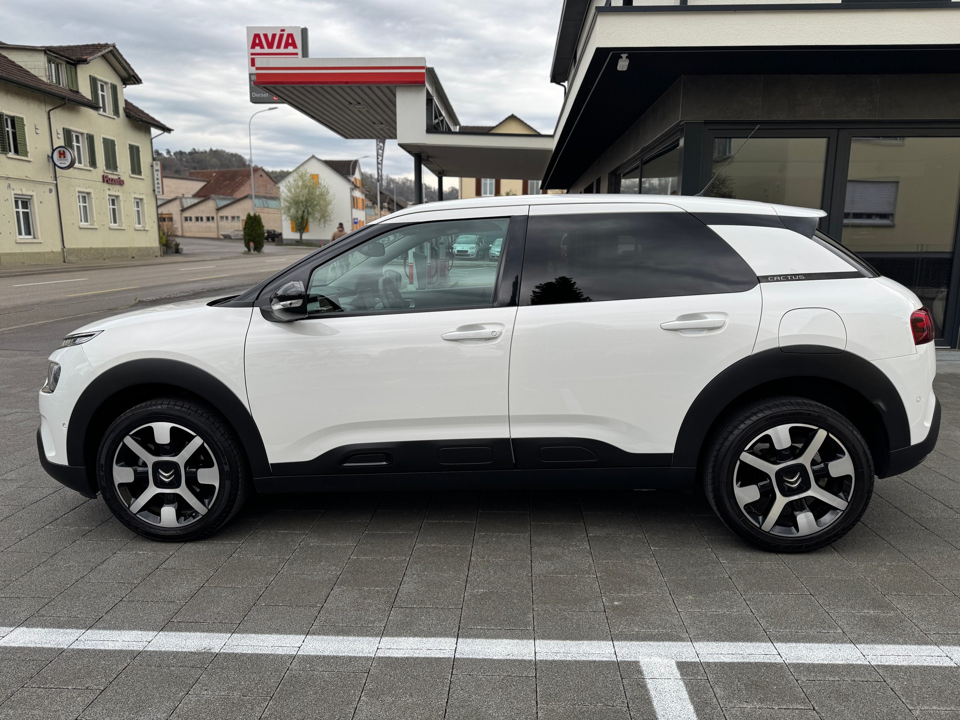 CITROEN C4 Cactus 1.2 Pure Tech Shine EAT6-showroom-element-2