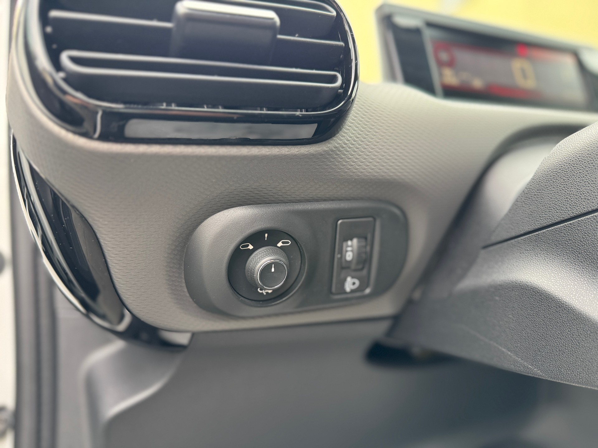 CITROEN C4 Cactus 1.2 Pure Tech Shine EAT6-image-13