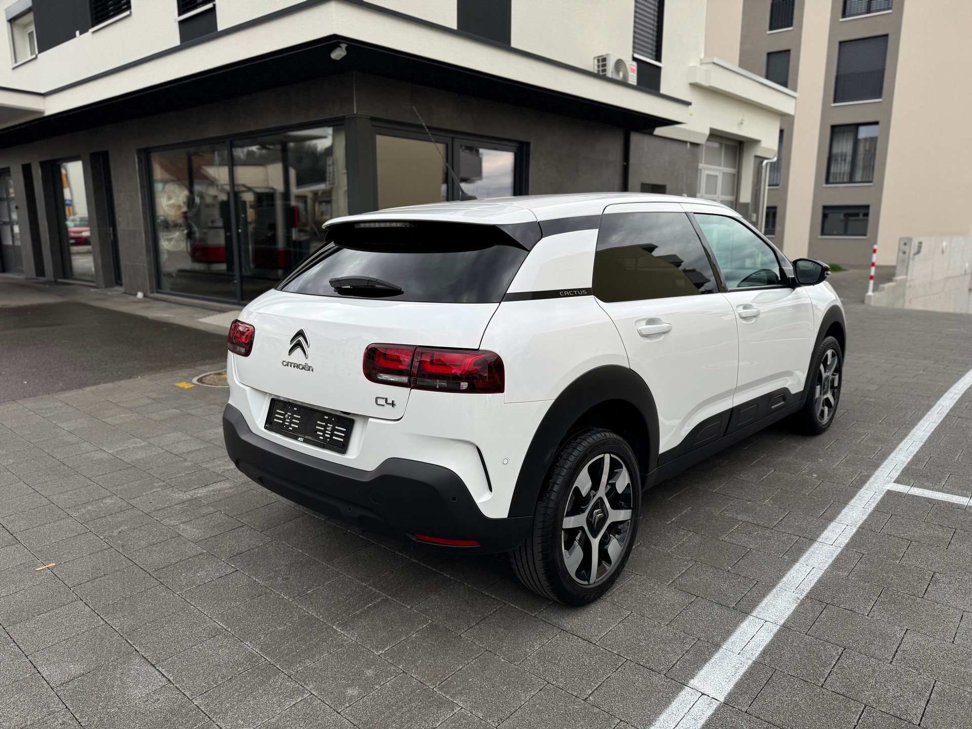 CITROEN C4 Cactus 1.2 Pure Tech Shine EAT6-image-5