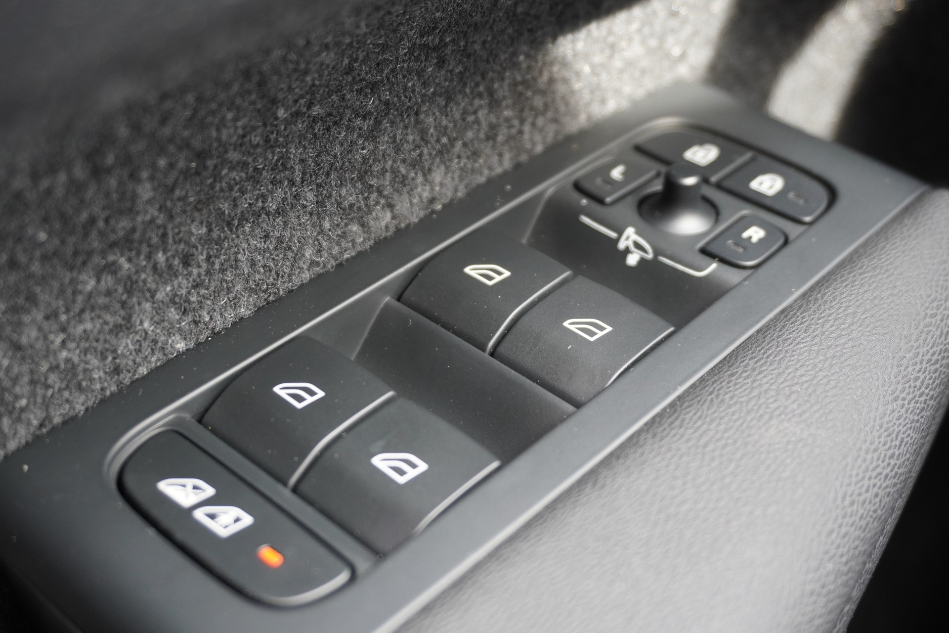 VOLVO XC40 T4 PHEV Plus Bright DCT-image-33