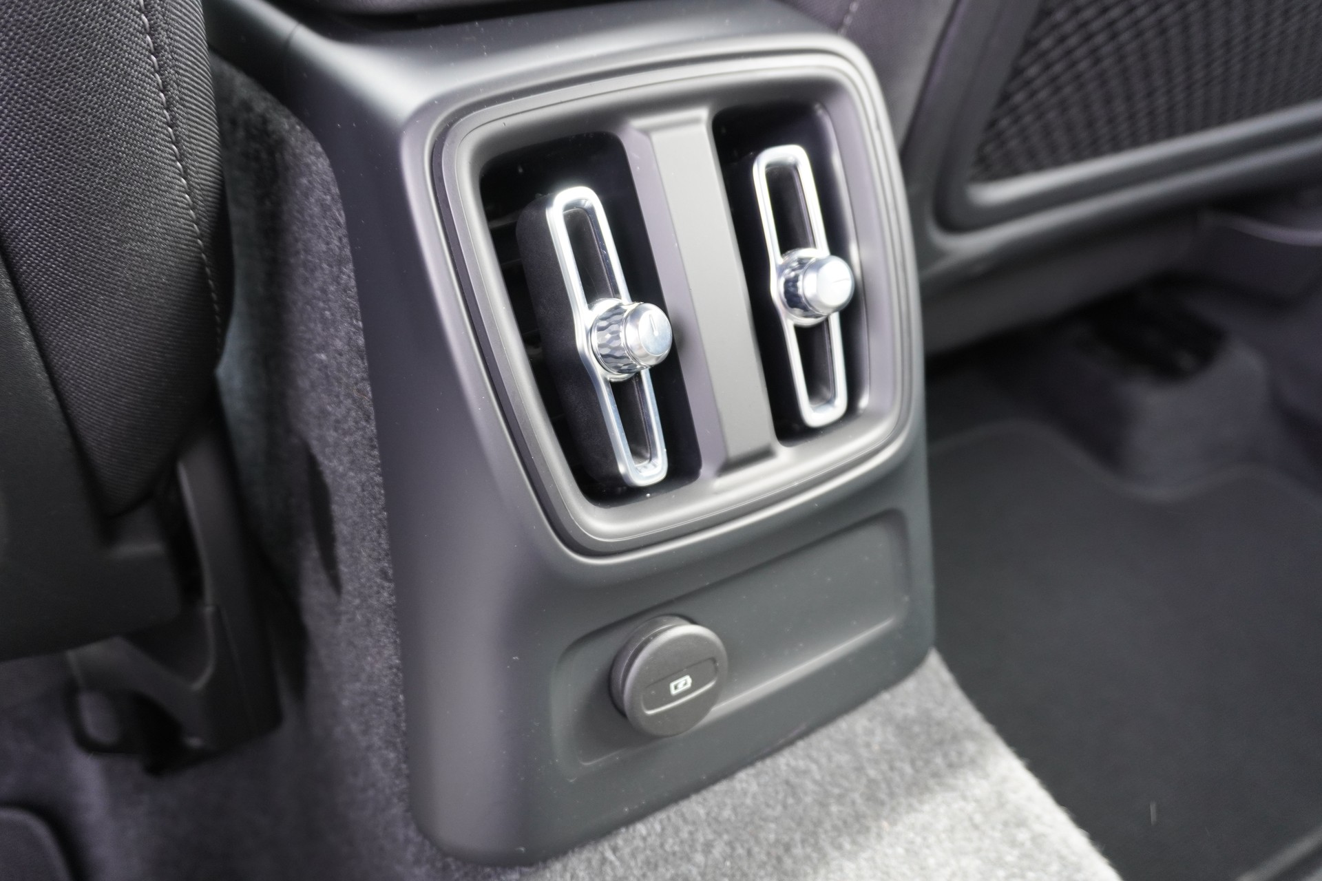 VOLVO XC40 T4 PHEV Plus Bright DCT-image-13