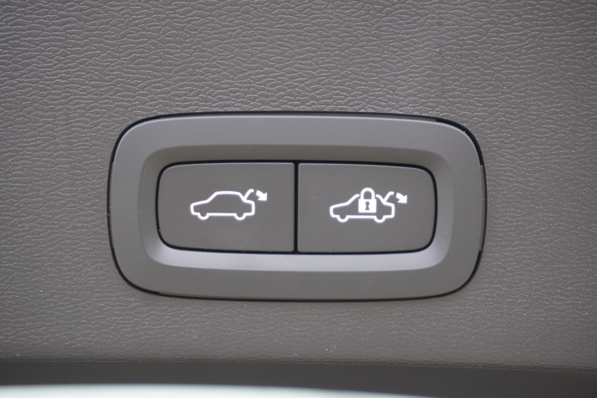VOLVO XC40 T4 PHEV Plus Bright DCT-image-11