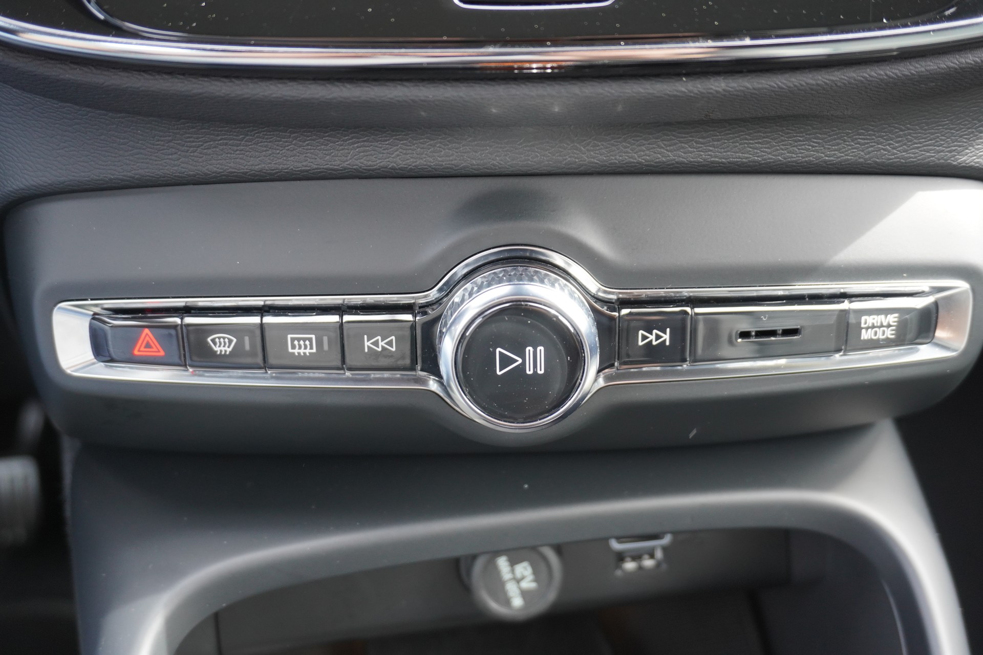 VOLVO XC40 T4 PHEV Plus Bright DCT-image-17