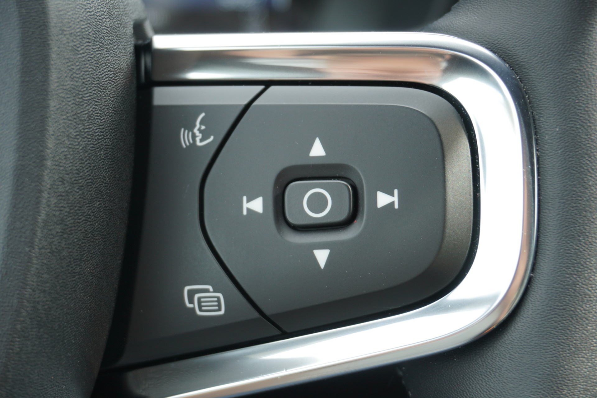 VOLVO XC40 T4 PHEV Plus Bright DCT-image-29