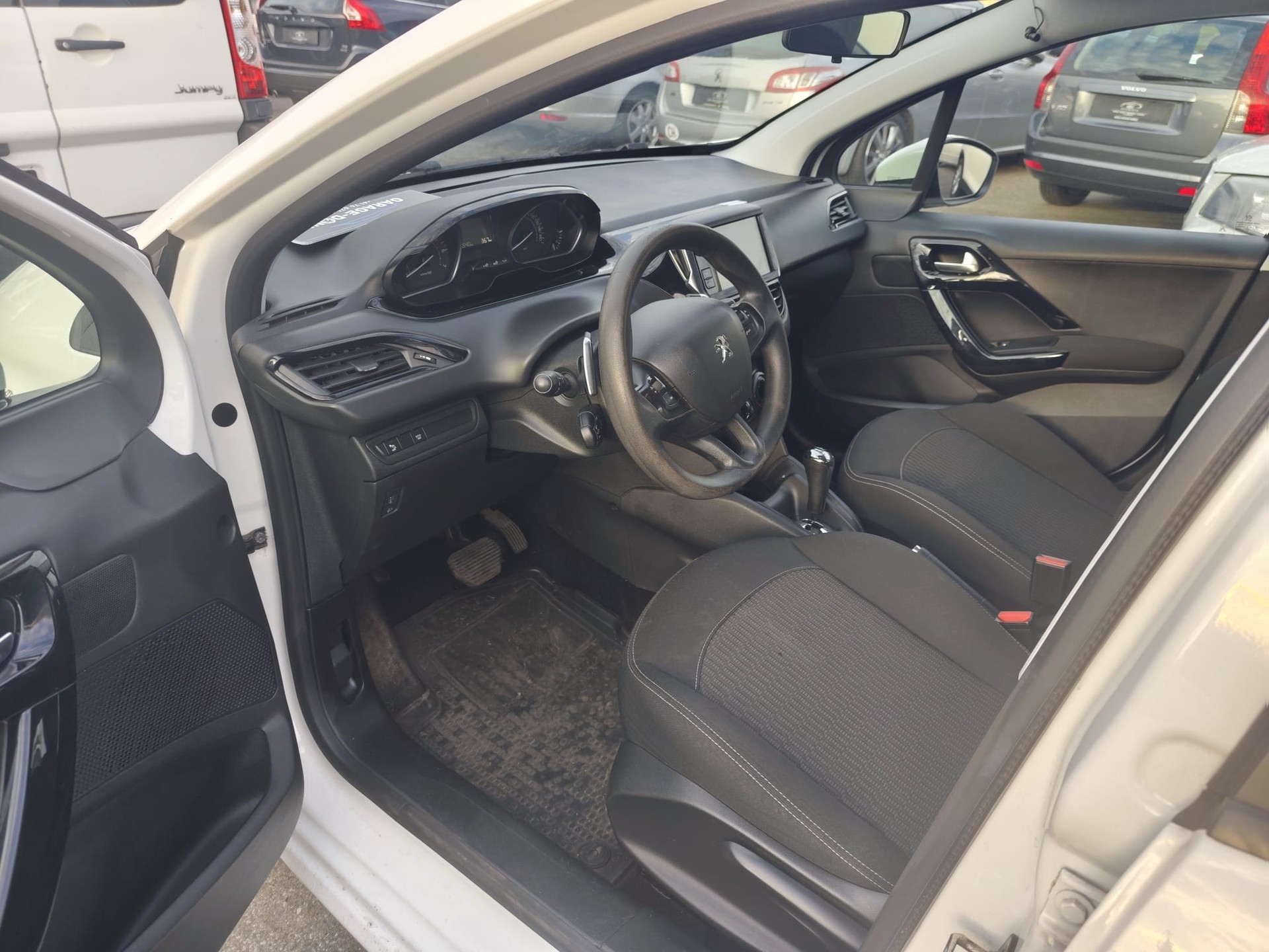 PEUGEOT 208-image-6