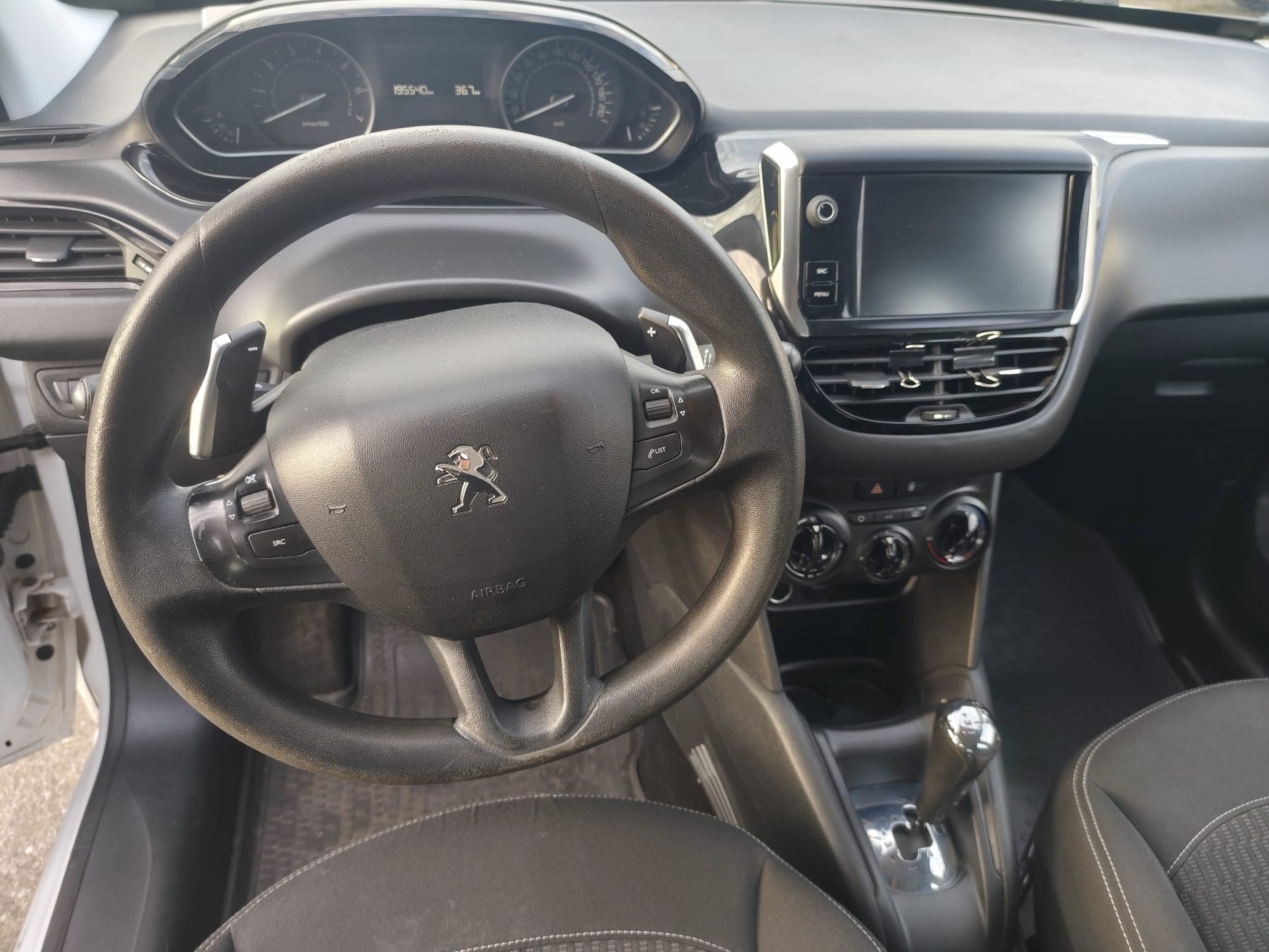 PEUGEOT 208-image-4