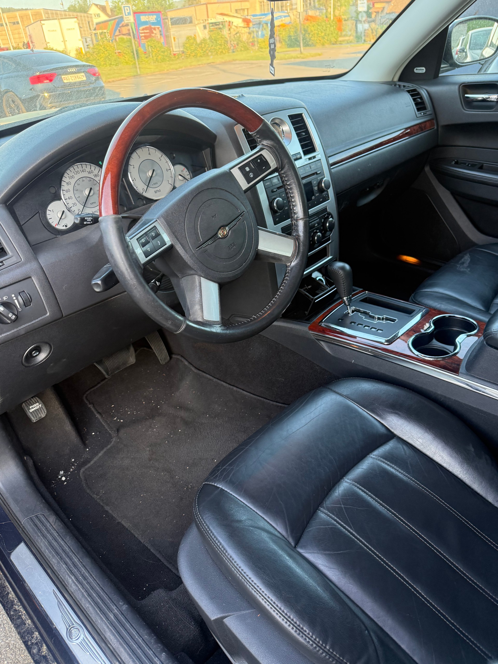 CHRYSLER 300C-image-7