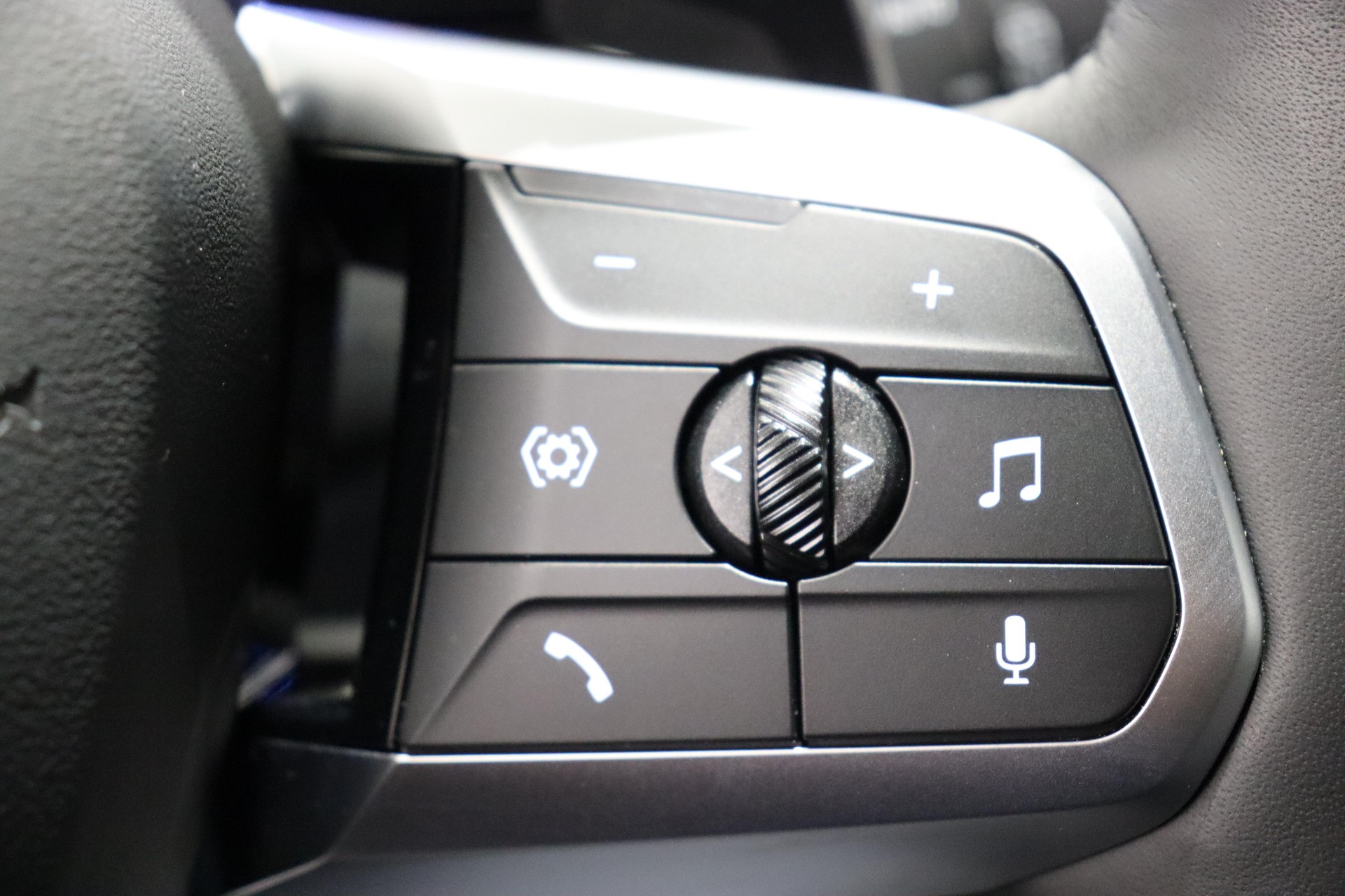 BMW 120i-image-18