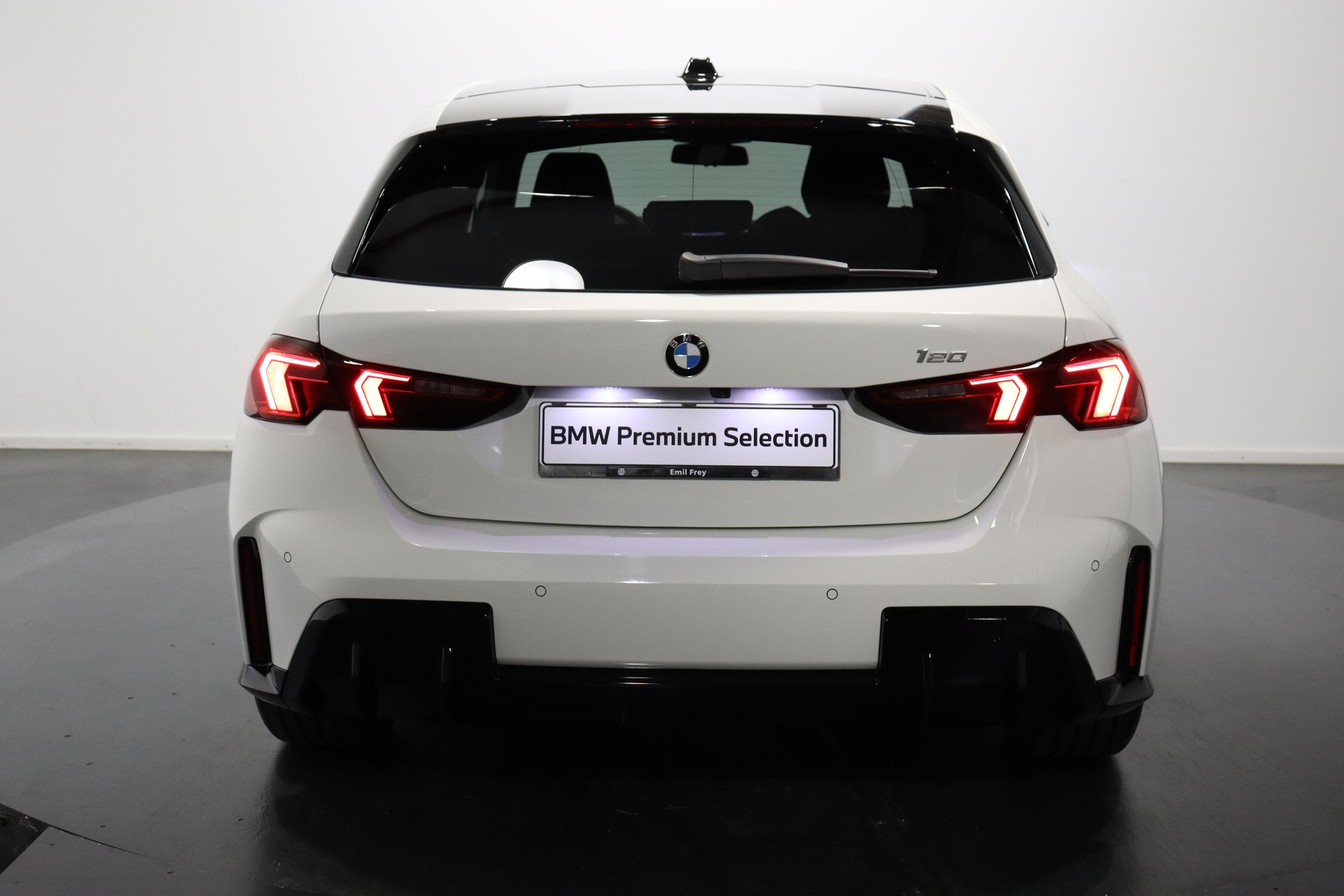 BMW 120i-image-2