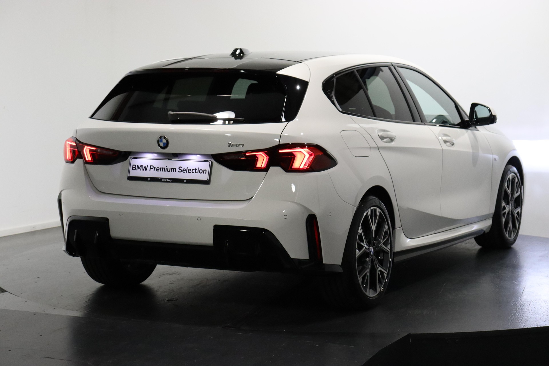 BMW 120i-image-3