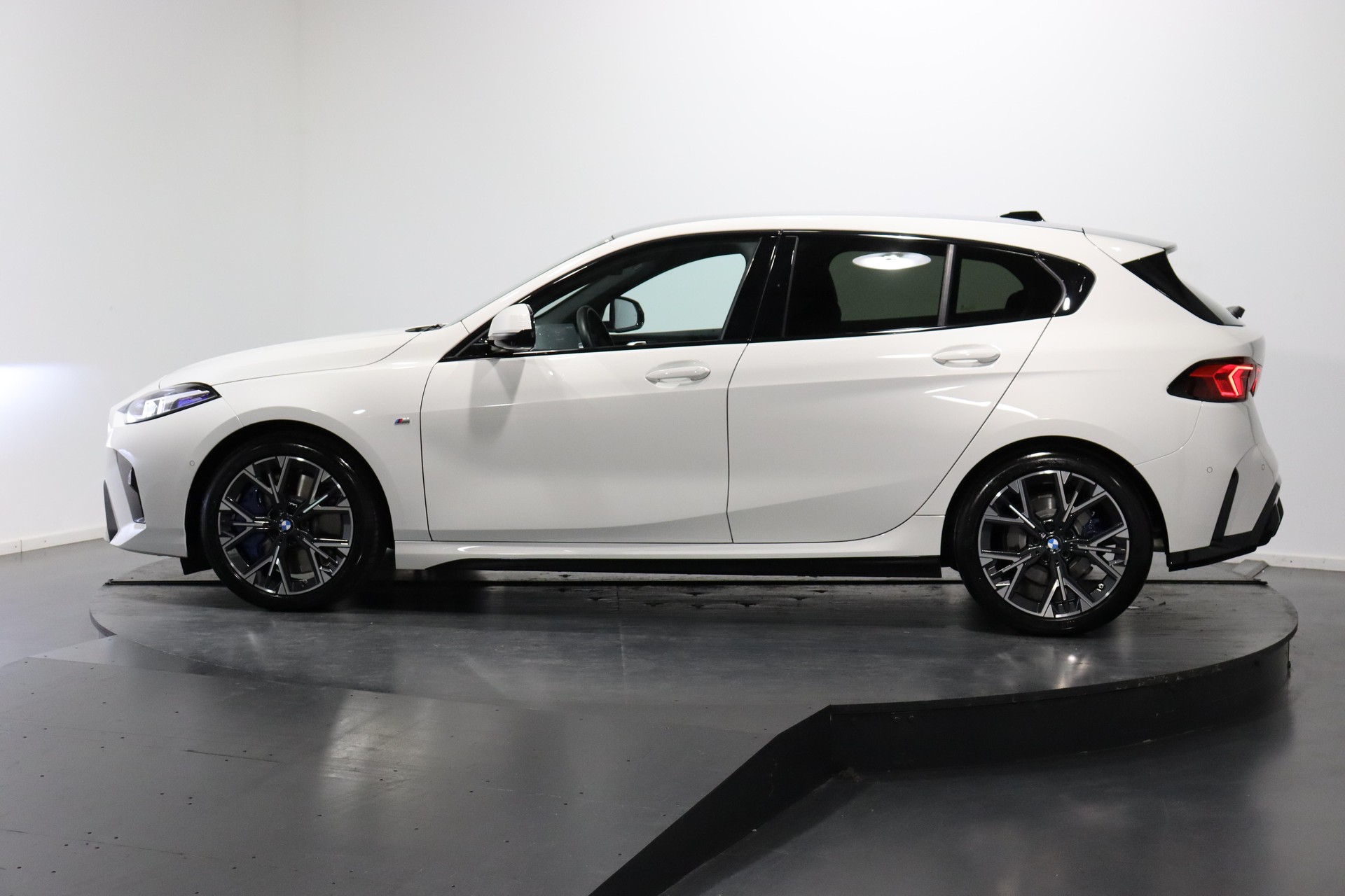 BMW 120i-image-1