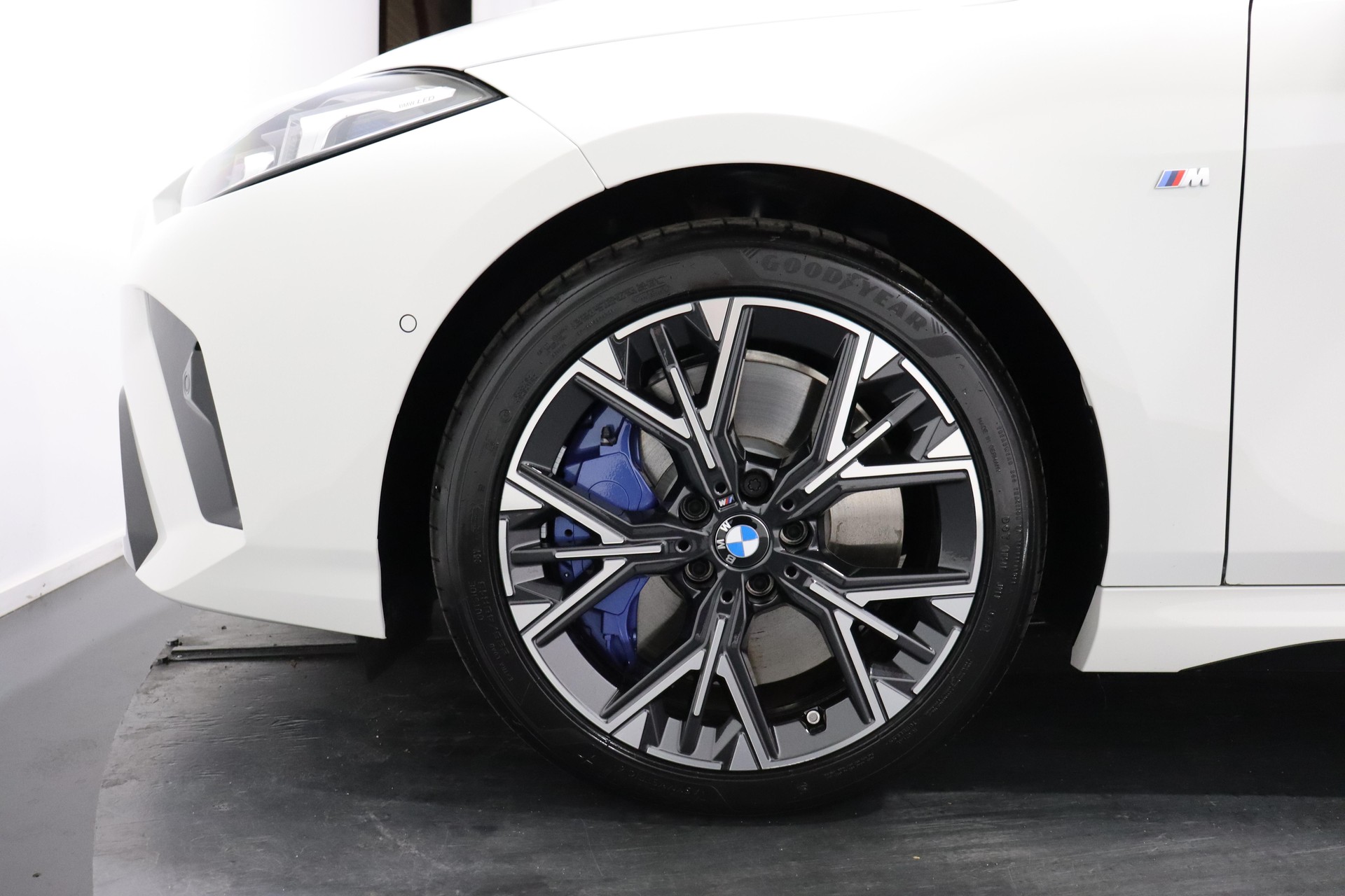 BMW 120i-image-6