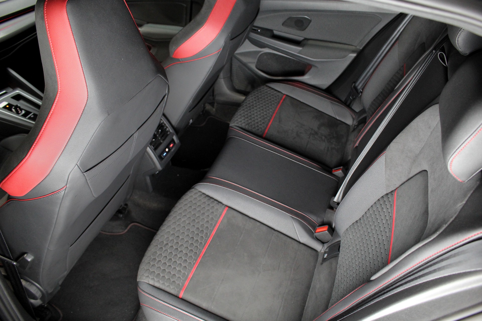 VW Golf 2.0 TSI GTI Clubsport DSG-image-8