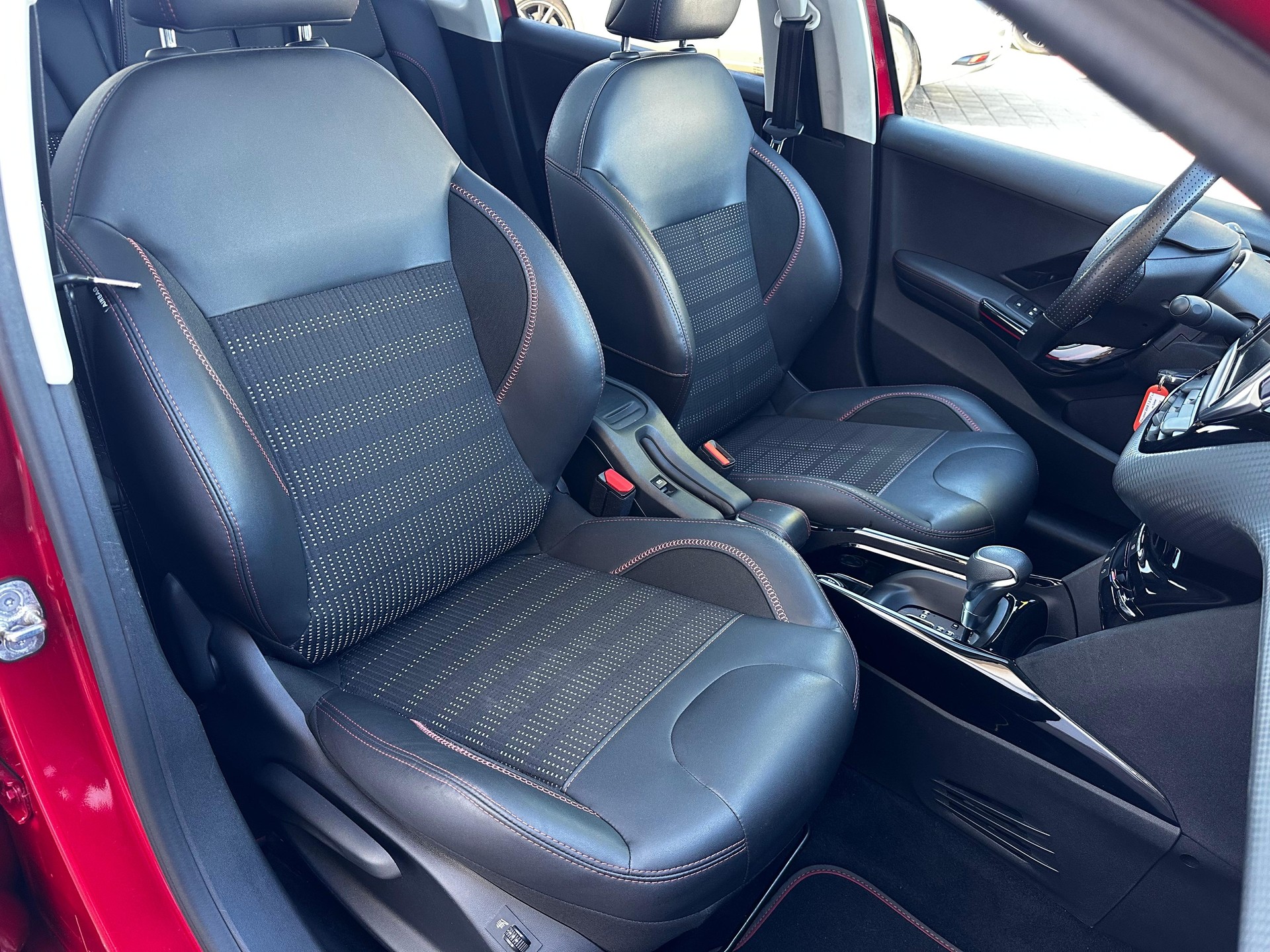 PEUGEOT 2008 1.2 PureTech 110 GT Line S/S-image-13