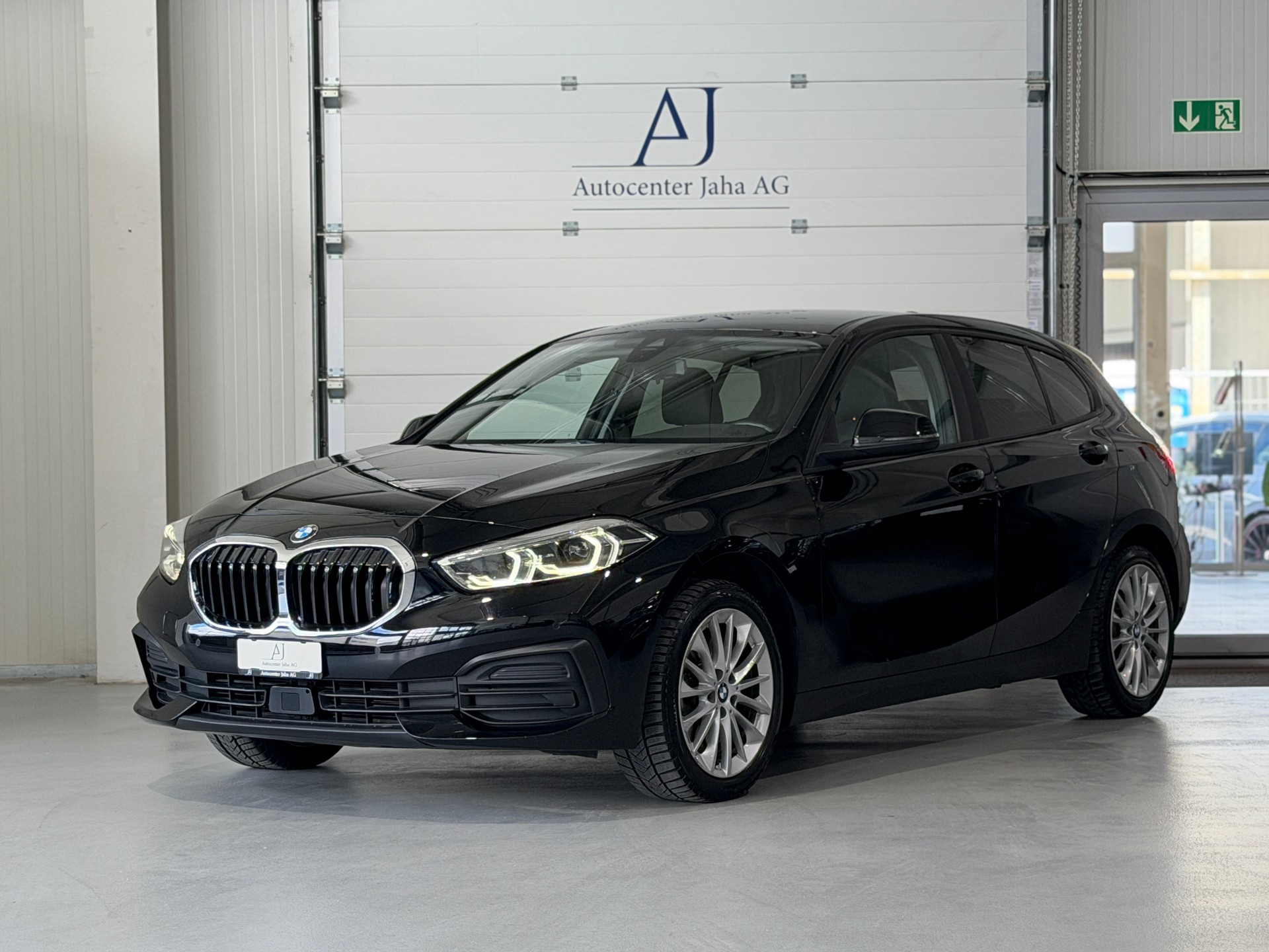 BMW 118i Steptronic (CH) inkl. BMW Vollgarantie-showroom-element-2