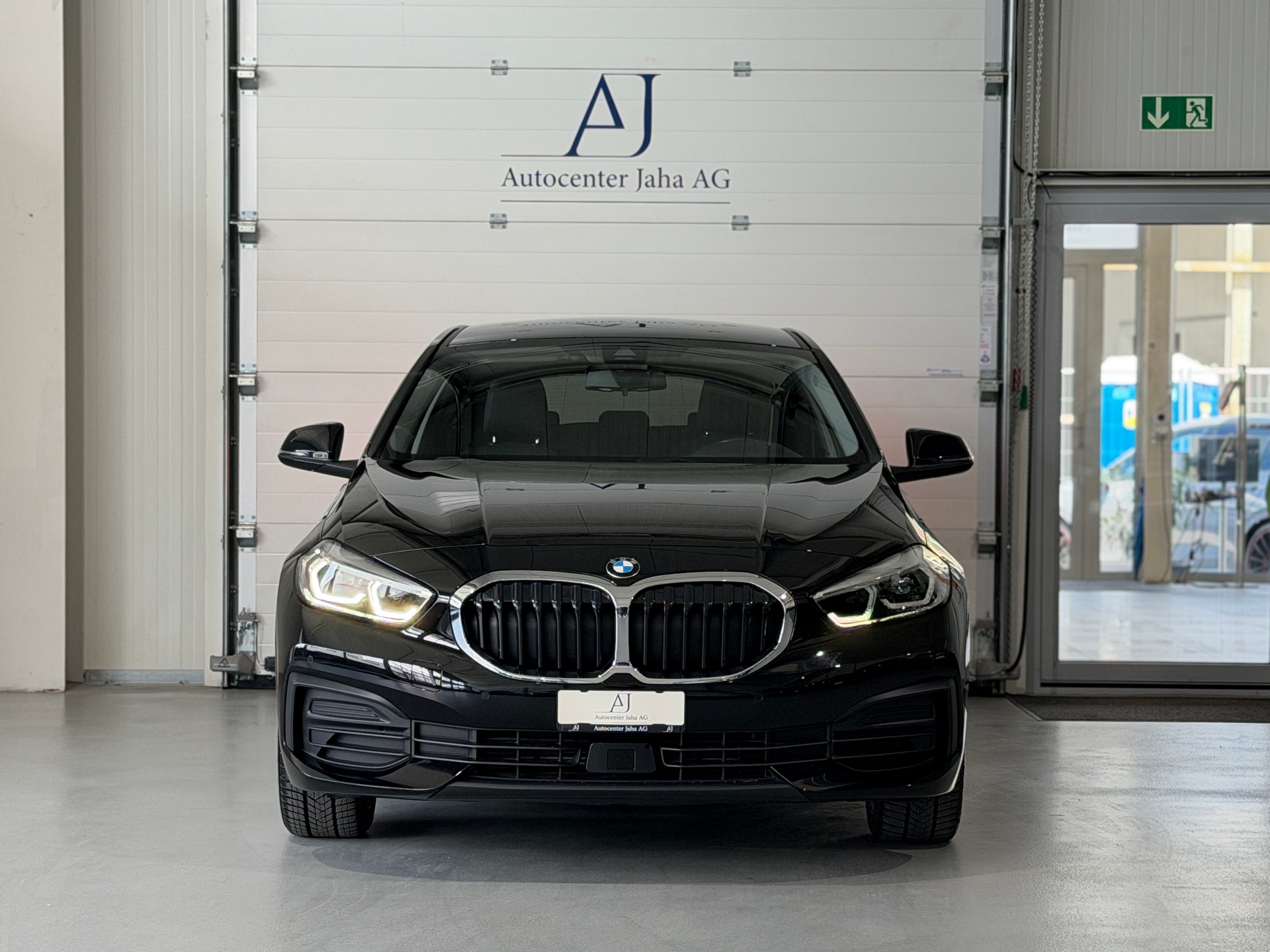 BMW 118i Steptronic (CH) inkl. BMW Vollgarantie-showroom-element-3
