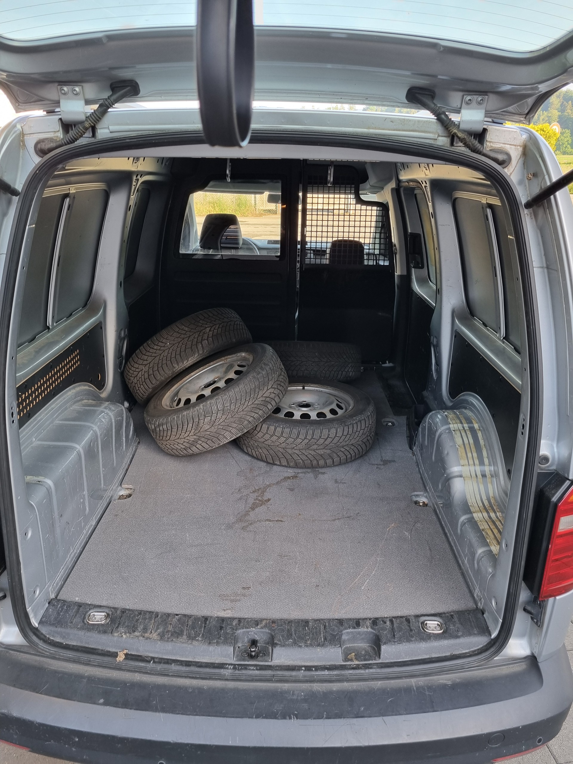 VW Caddy Maxi 2.0TDI 4Motion BlueMotion Technology-image-4
