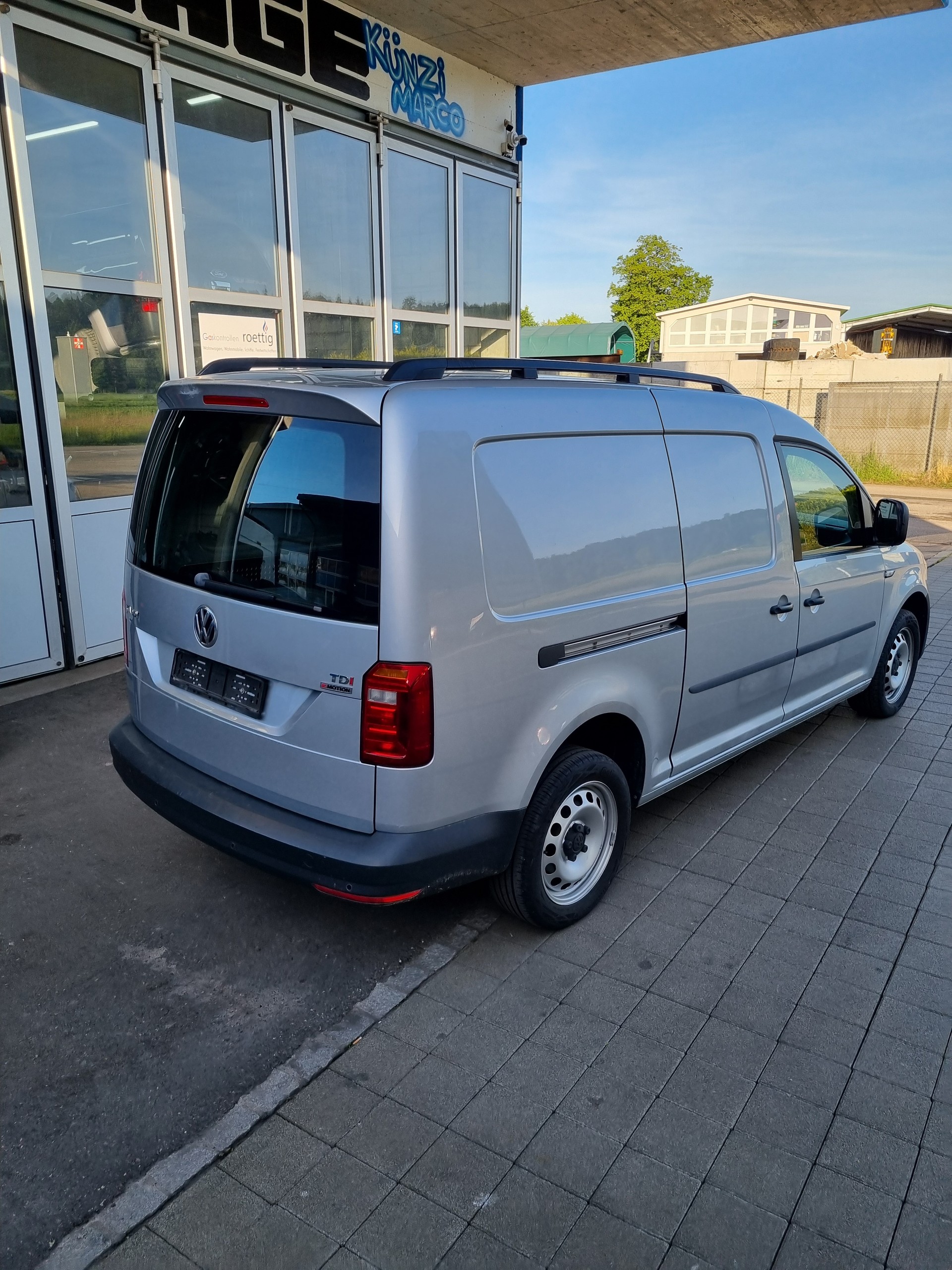 VW Caddy Maxi 2.0TDI 4Motion BlueMotion Technology-image-1