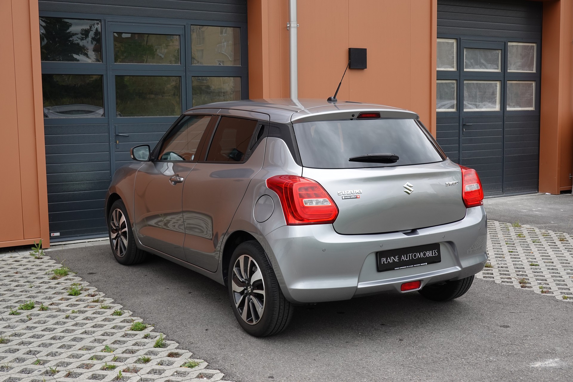 SUZUKI Swift 1.0 12V Compact Top Automatic - "CH Auto * Keyless * GPS * Caméra * Apple Car Play * Temp. Adapt"-image-9