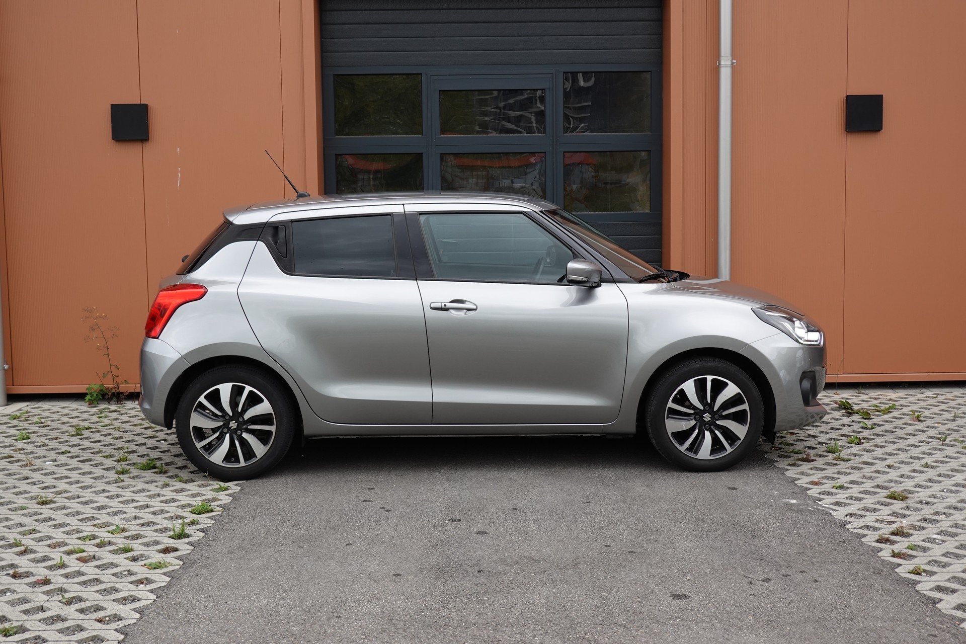 SUZUKI Swift 1.0 12V Compact Top Automatic - "CH Auto * Keyless * GPS * Caméra * Apple Car Play * Temp. Adapt"-image-3