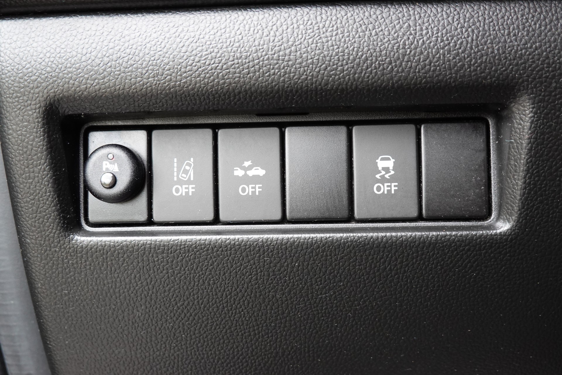 SUZUKI Swift 1.0 12V Compact Top Automatic - "CH Auto * Keyless * GPS * Caméra * Apple Car Play * Temp. Adapt"-image-17