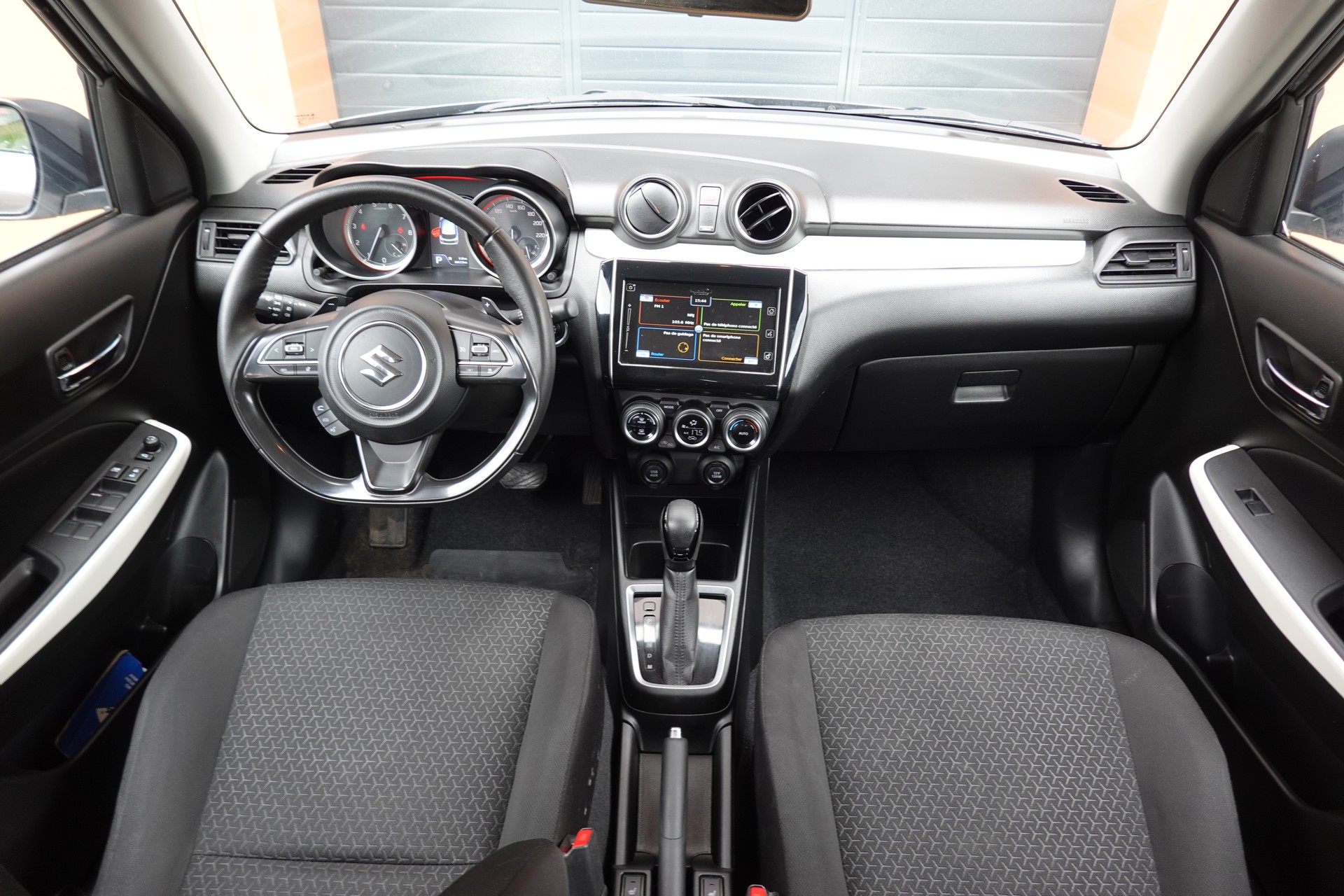 SUZUKI Swift 1.0 12V Compact Top Automatic - "CH Auto * Keyless * GPS * Caméra * Apple Car Play * Temp. Adapt"-image-10