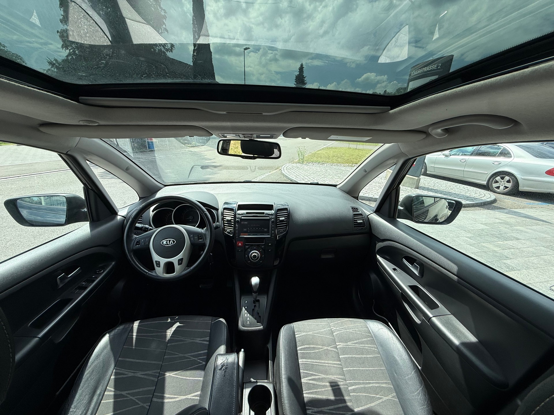 KIA Venga 1.6 CVVT Style Automatic-image-2