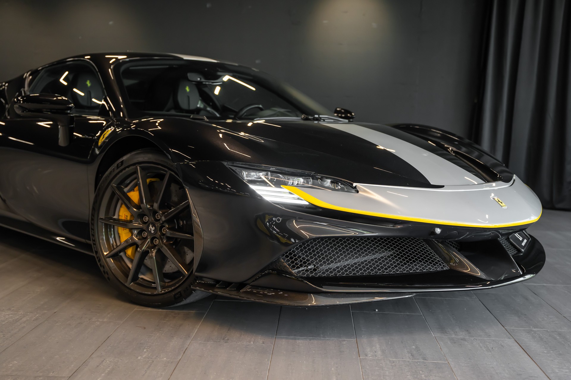 FERRARI SF90 Stradale Assetto-Fiorano / Full Carbon Interieur & Exterieur / CH Auto / Traum Ausstattung / Ferrari Garantie-image-1