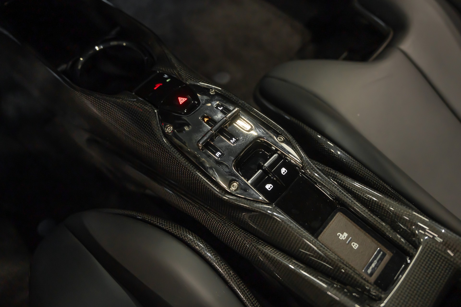 FERRARI SF90 Stradale Assetto-Fiorano / Full Carbon Interieur & Exterieur / CH Auto / Traum Ausstattung / Ferrari Garantie-image-12